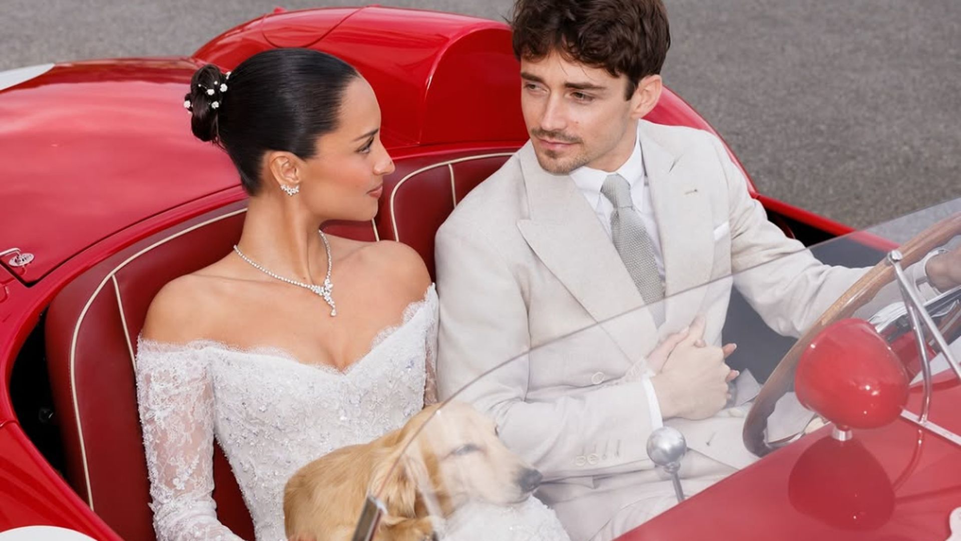 Charles Leclerc y Alexandra Saint Mleux posando tras casarse Charles Leclerc y Alexandra Saint Mleux posando tras casarse