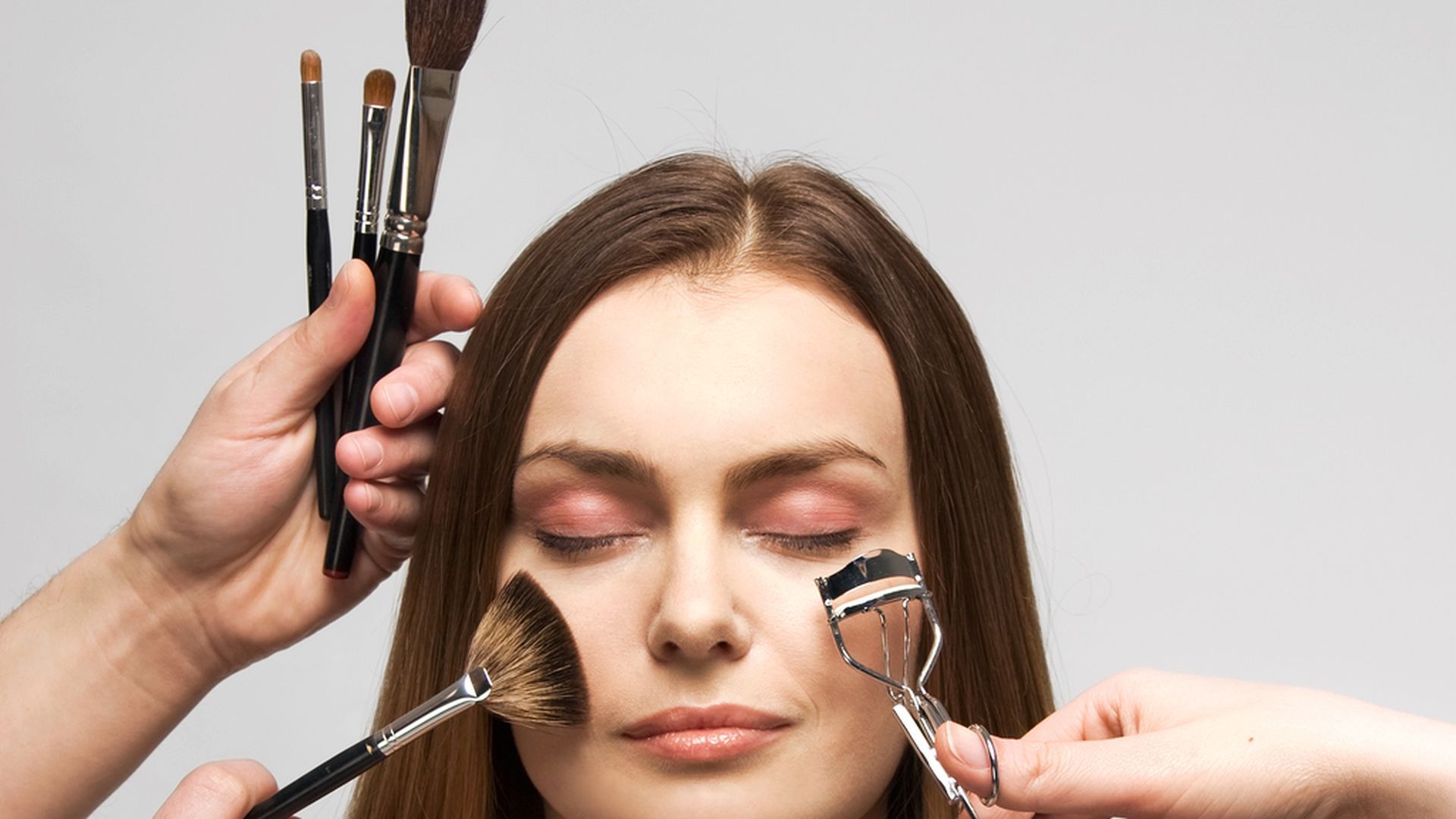 Chica maquillándose