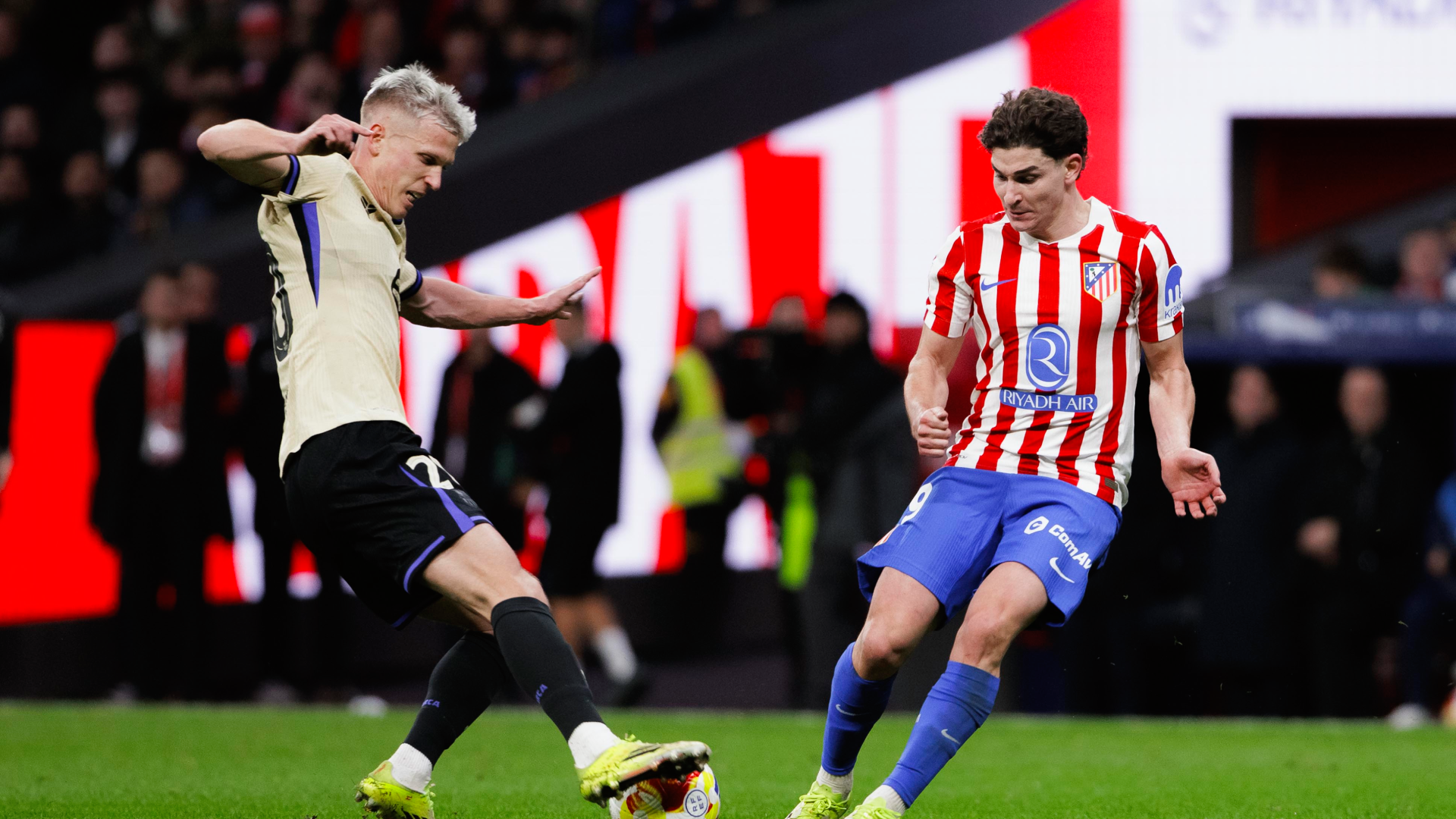 Dani Olmo y Julián Álvarez, en el Atlético-Barcelona de ida Dani Olmo y Julián Álvarez, en el Atlético-Barcelona de ida