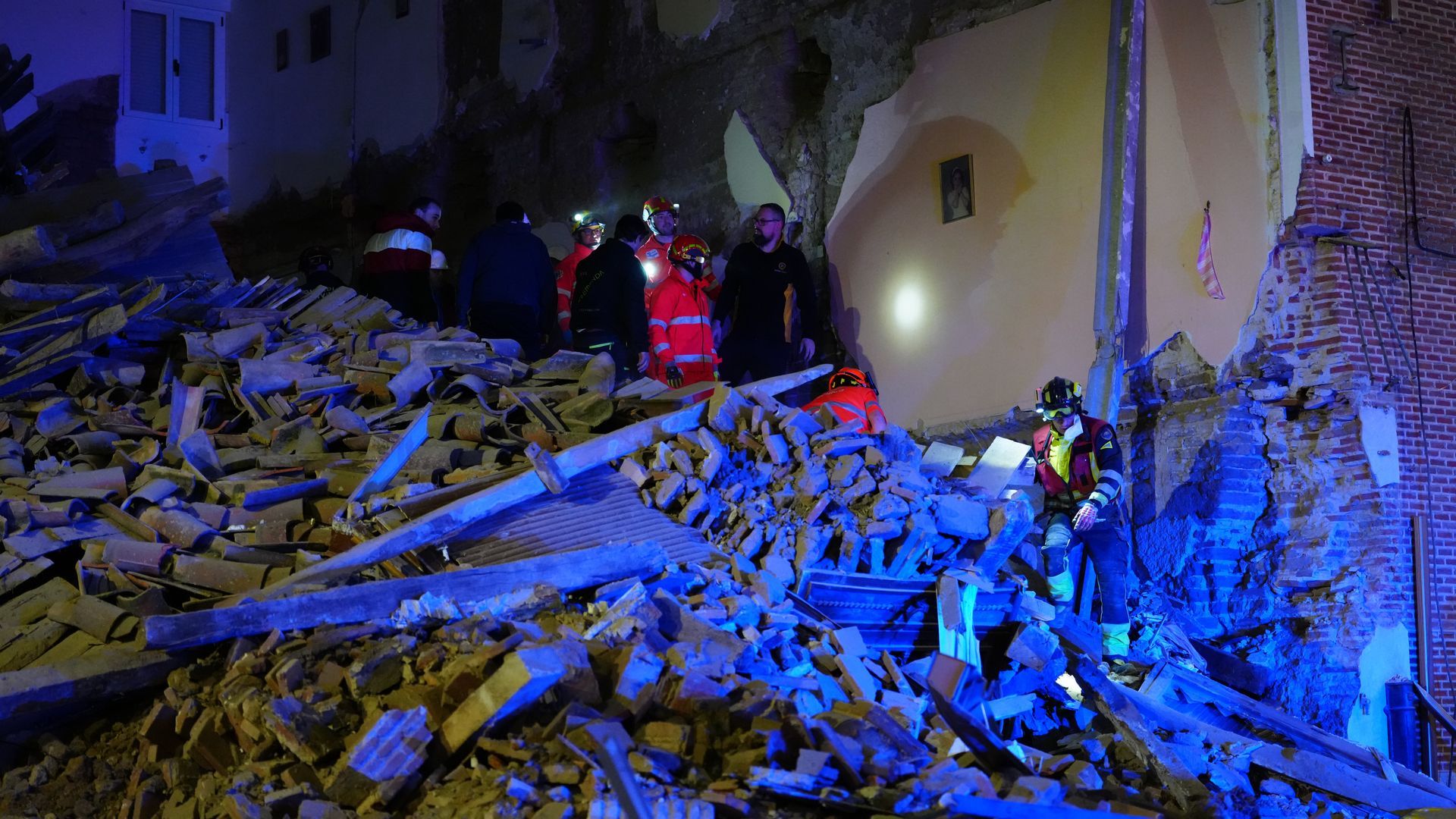 Derrumbe de una casa en Siete Iglesias de Trabancos en Valladolid: muere una de las tres personas atrapadas Derrumbe de una casa en Siete Iglesias de Trabancos en Valladolid: muere una de las tres personas atrapadas