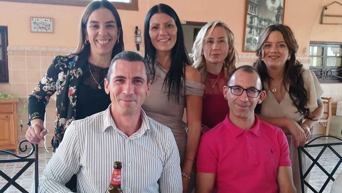 Diego, Reyes, Juana, María, Silvia y Salvador buscan a sus dos hermanos pequeños, dados en adopción al nacer