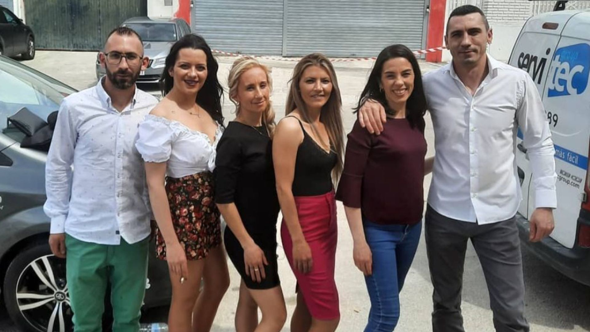 Diego, Reyes, Juana, María, Silvia y Salvador buscan a sus dos hermanos pequeños, dados en adopción al nacer