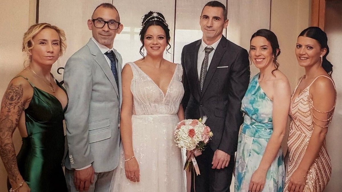 Diego, Reyes, Juana, María, Silvia y Salvador buscan a sus dos hermanos pequeños, dados en adopción al nacer