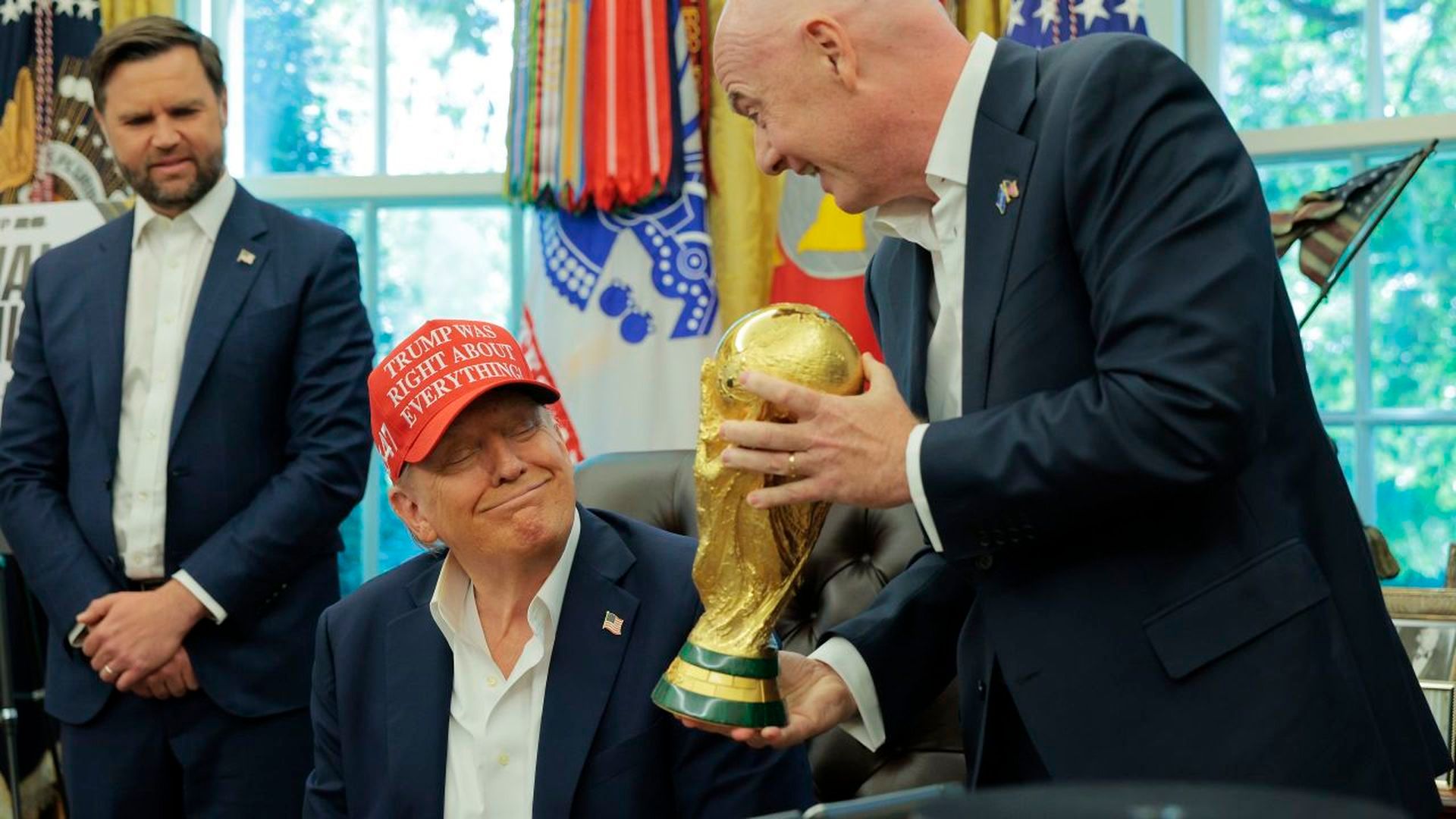 Donald Trump e Infantino con la Copa del Mundo