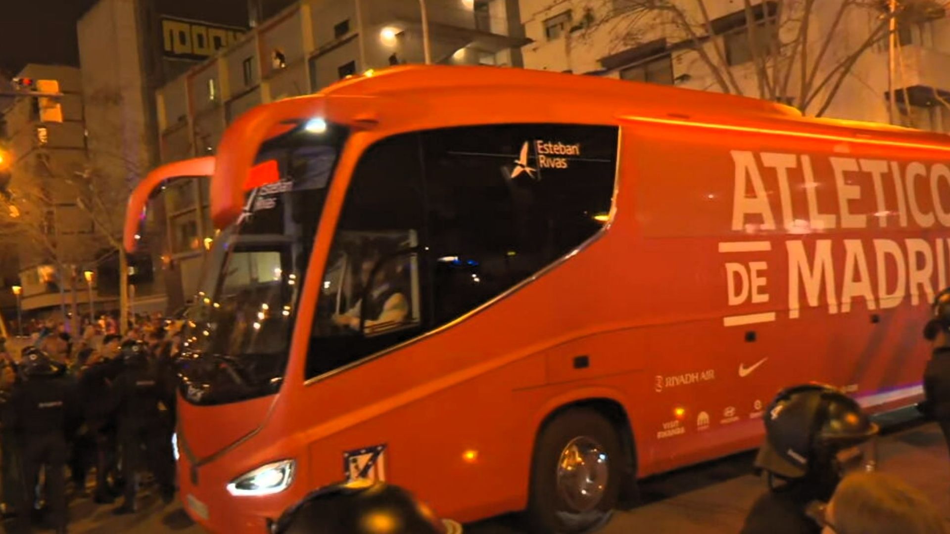 El autobús del Atlético de Madrid rumbo al Camp Nou