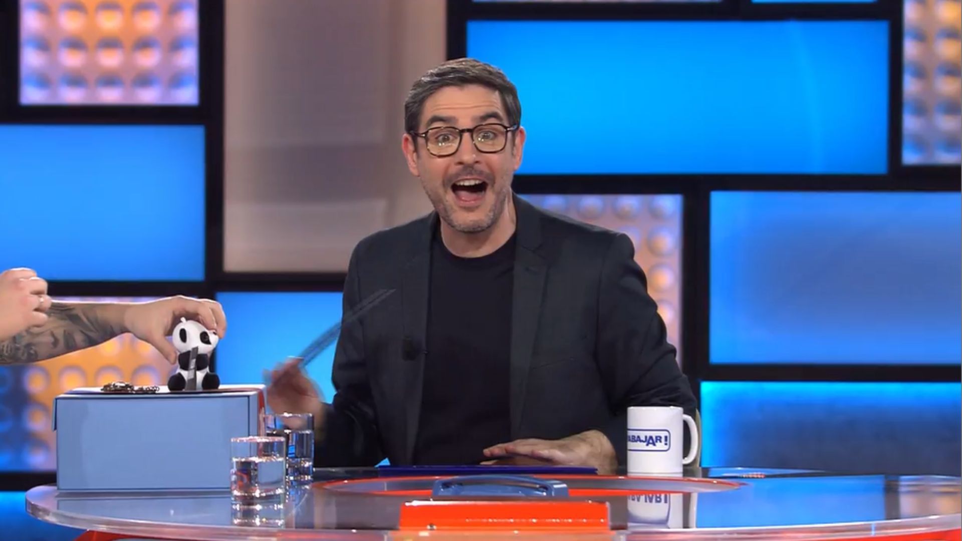 El equipo de 'Allá tú' sorprende al nuevo concursante con un "simétrico" regalo: "Espectacular"