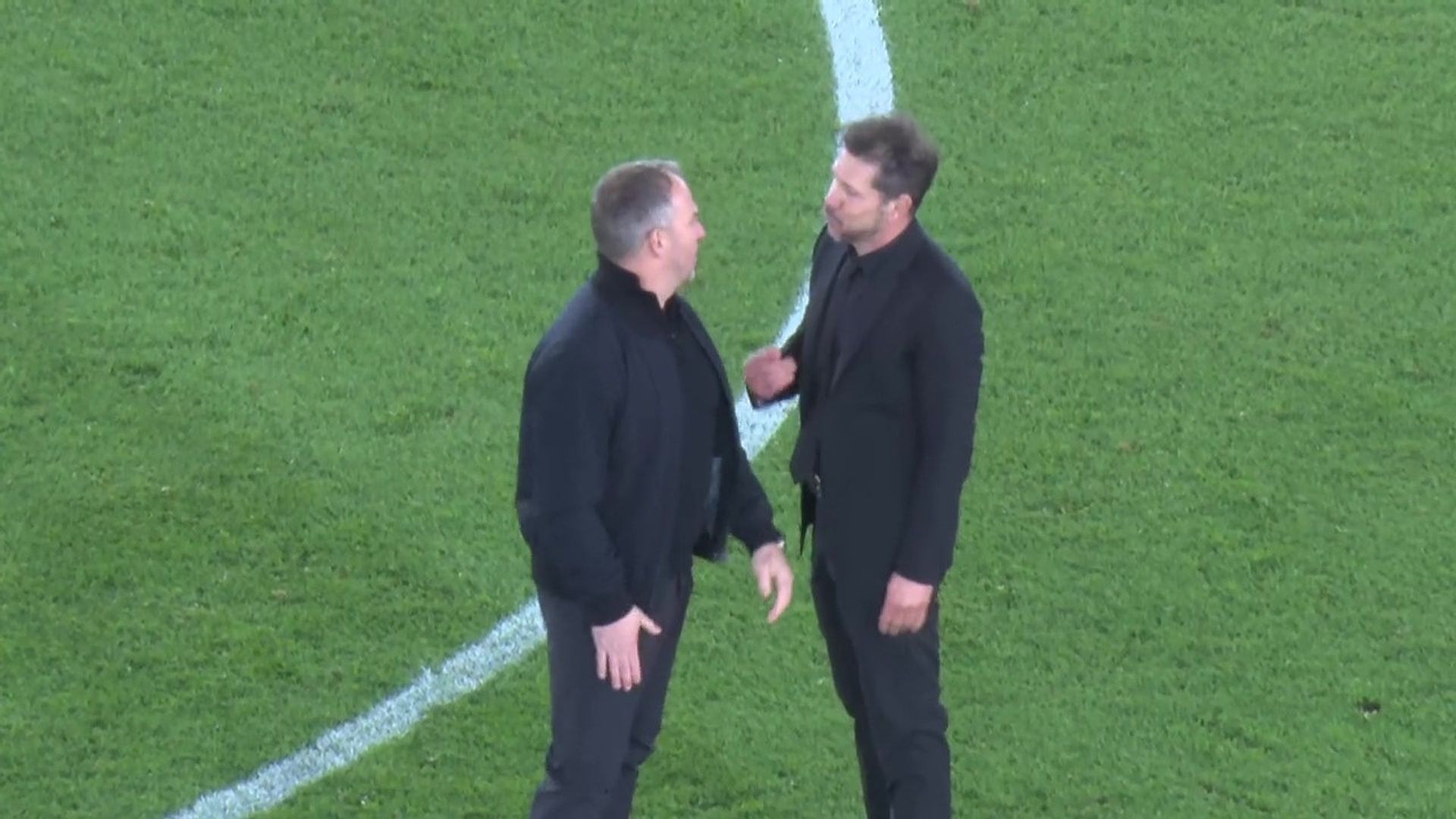 El gesto de Diego Pablo Simeone a Hansi Flick