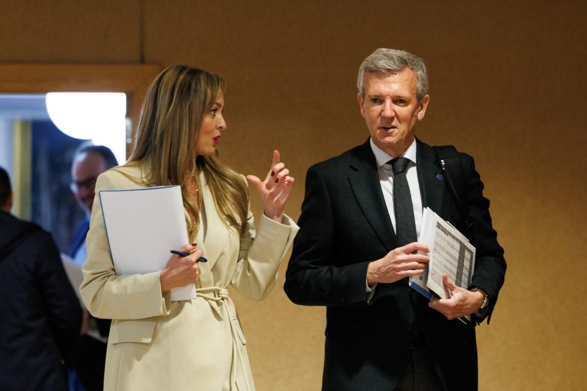 El presidente de la Xunta, Alfonso Rueda con la conselleira de Política Social Fabiola García, tras la reunión del Consello