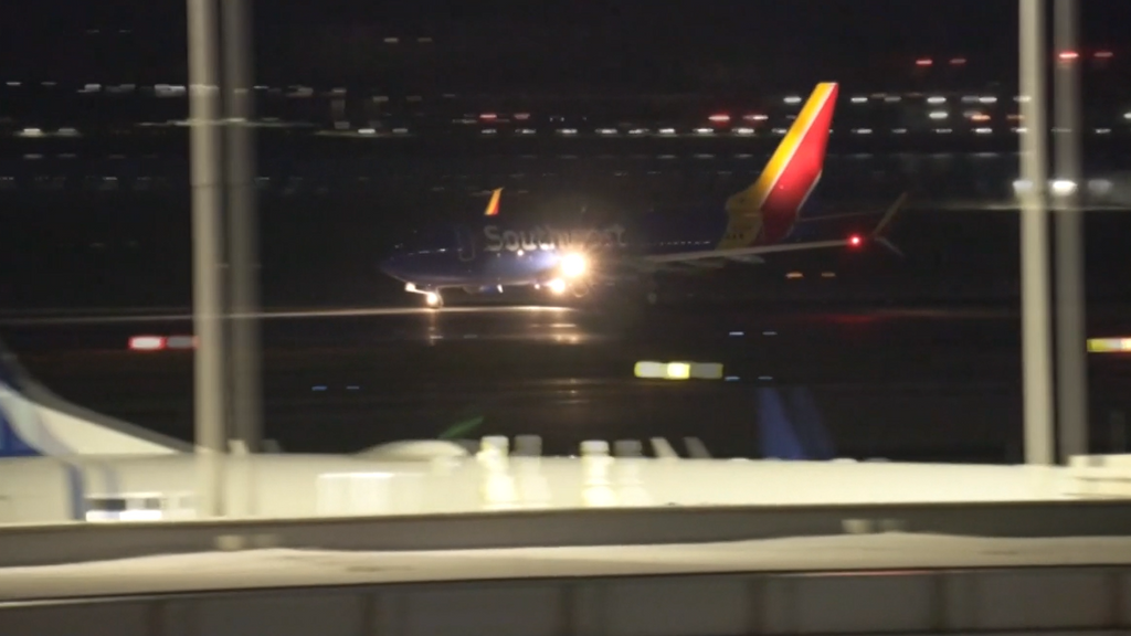 Empieza la evacuación de los primeros españoles atrapados en Abu Dabi: Exteriores estudia las distintas opciones de ruta