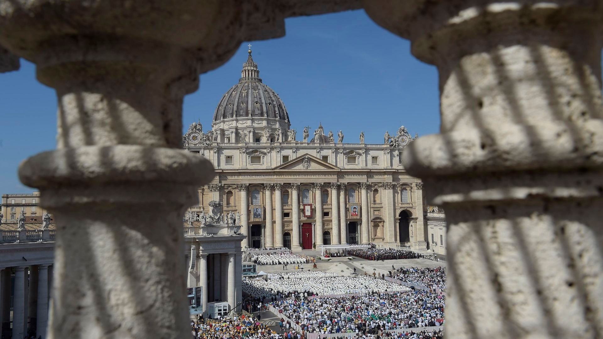 EuropaPress_6939028_centenares_personas_canonizacion_carlo_acutis_plaza_san_pedro_vaticano