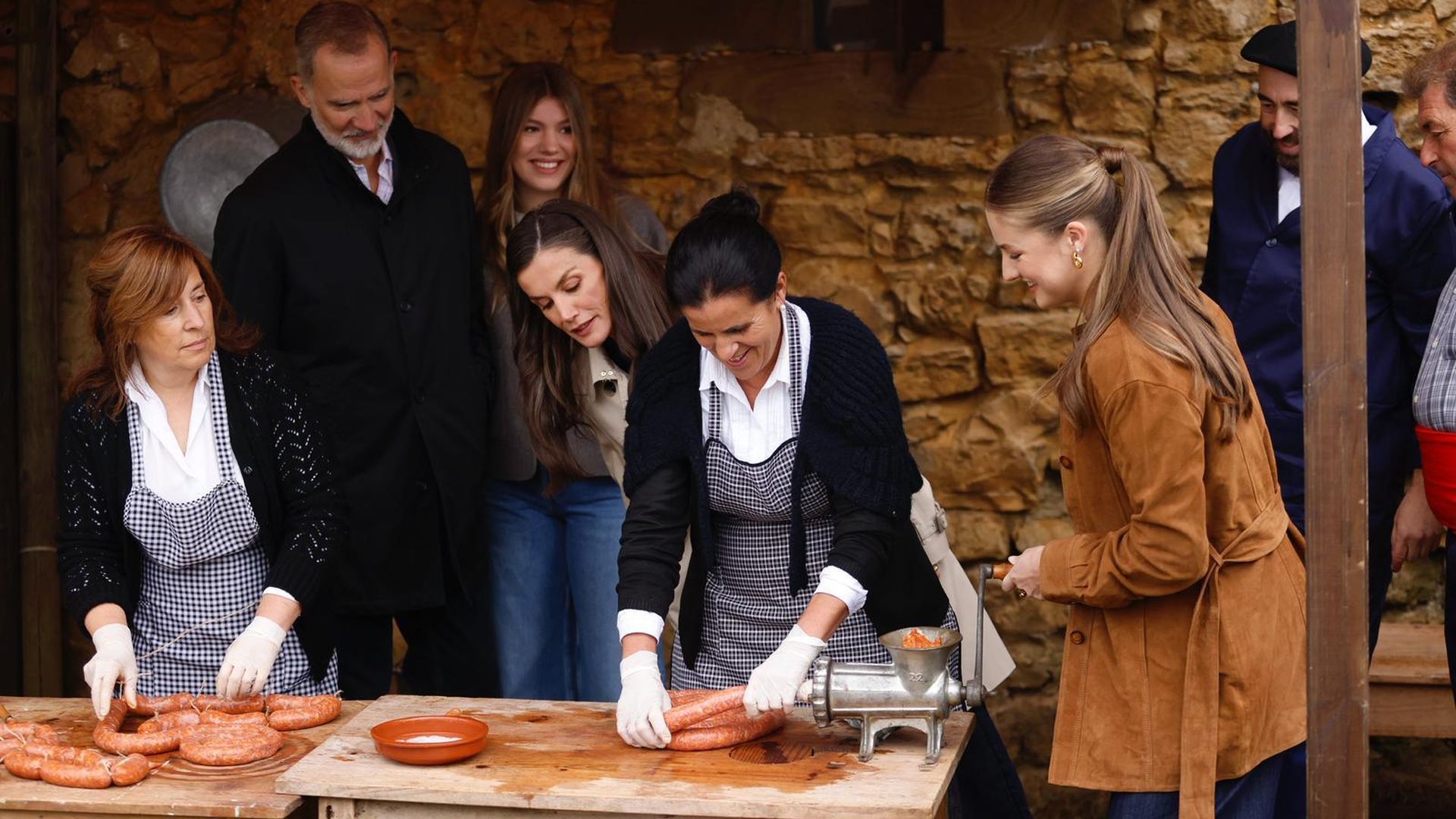 Felipe, Letizia, Leonor y Sofía en el acto de entrega del Premio al Pueblo Ejemplar de Asturias 2025