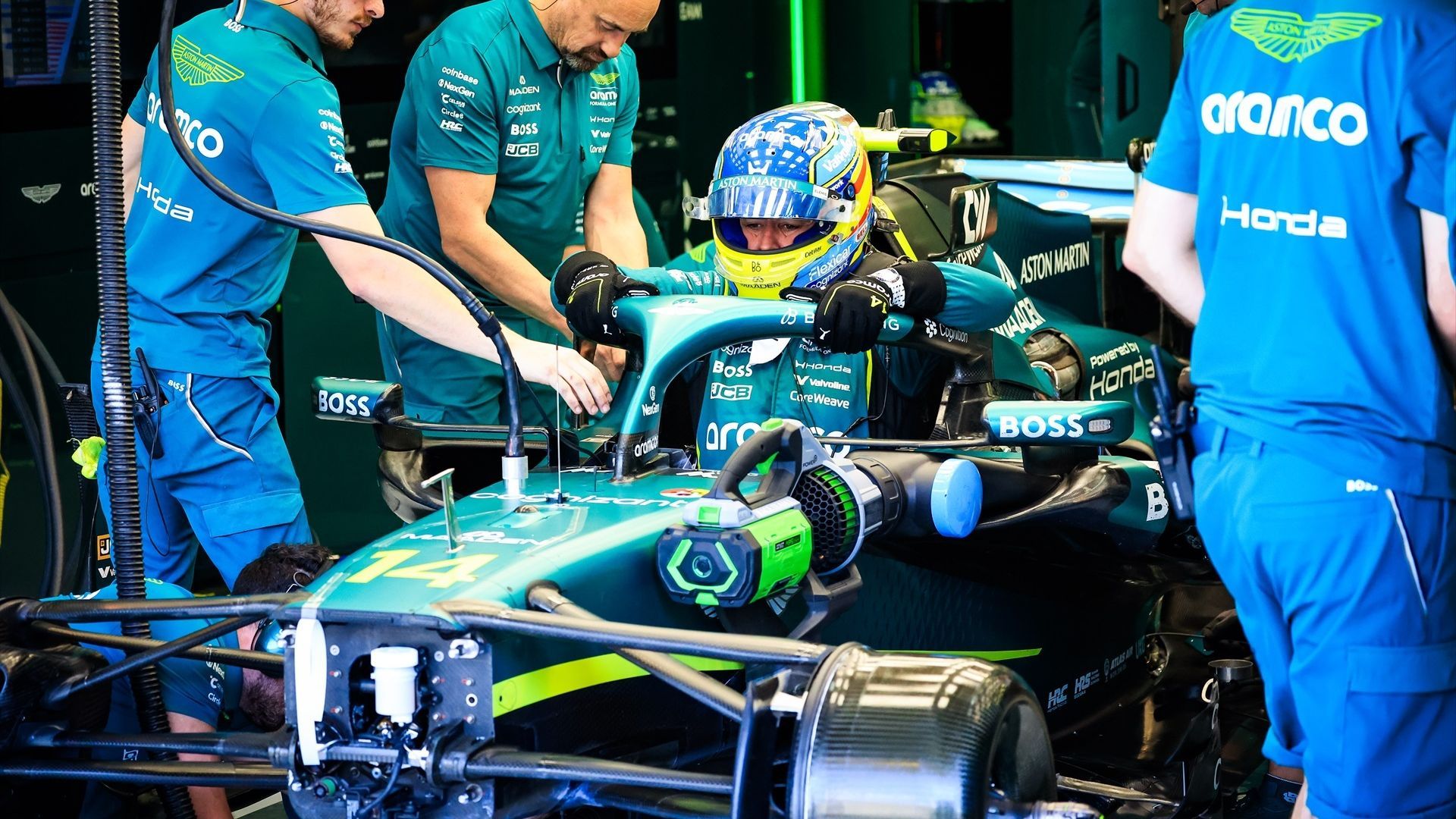 Fernando Alonso, en el box de Aston Martin