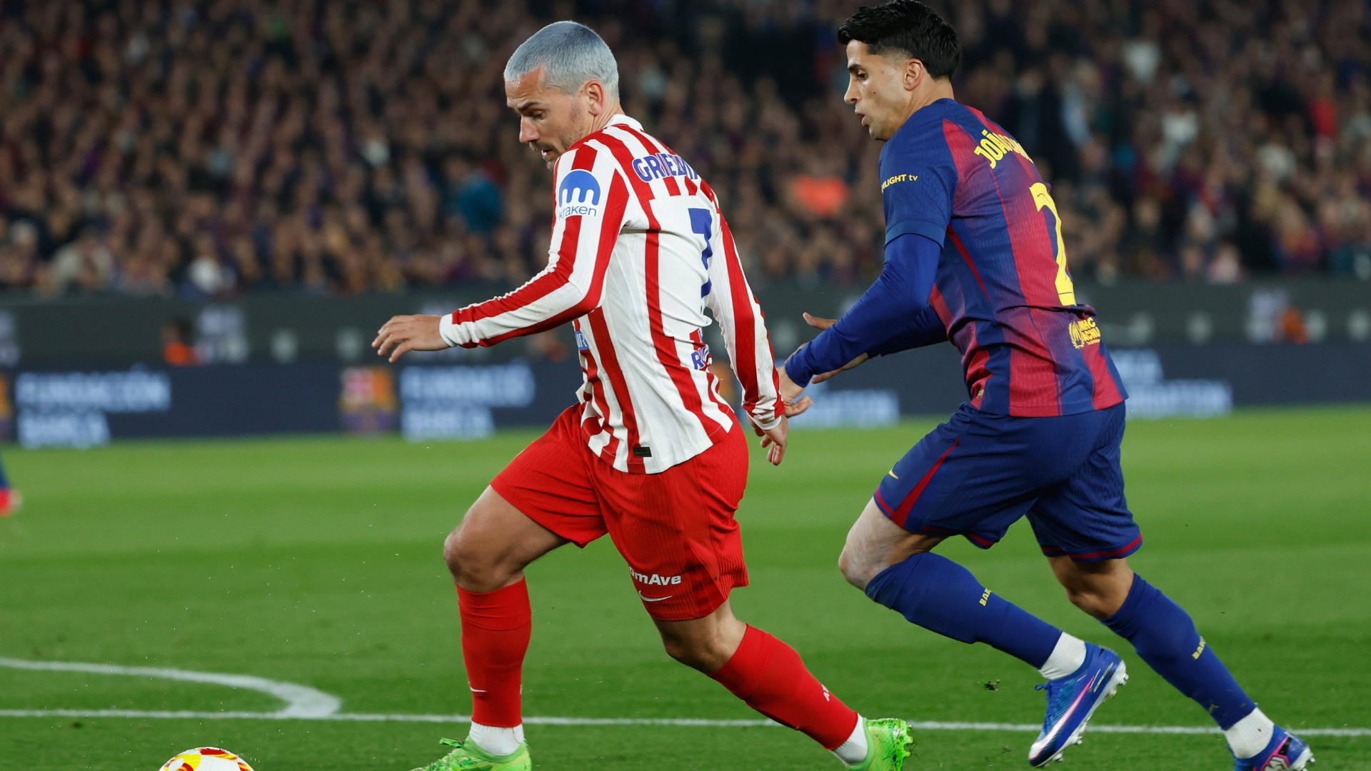 Griezmann, ante Cancelo en el Barcelona-Atlético