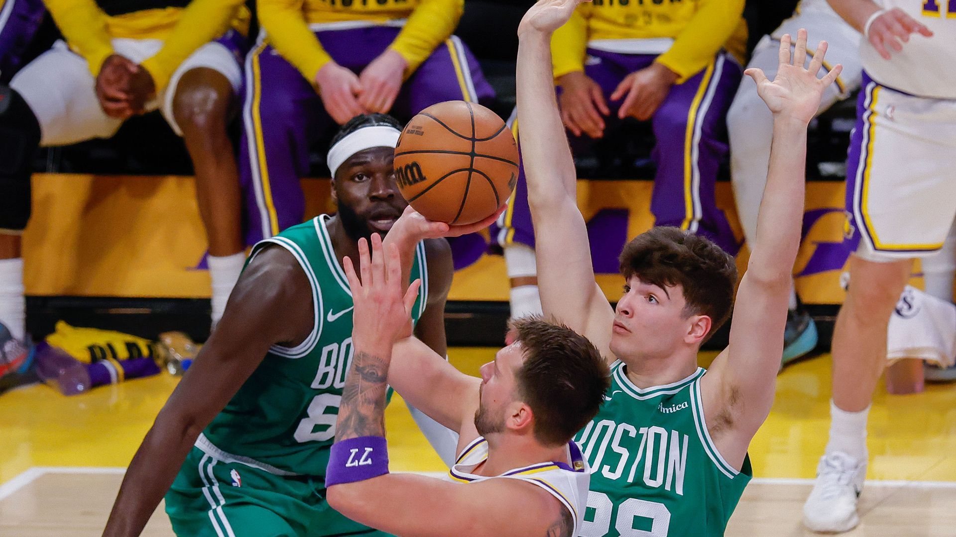Hugo González defendiendo a Luka Doncic