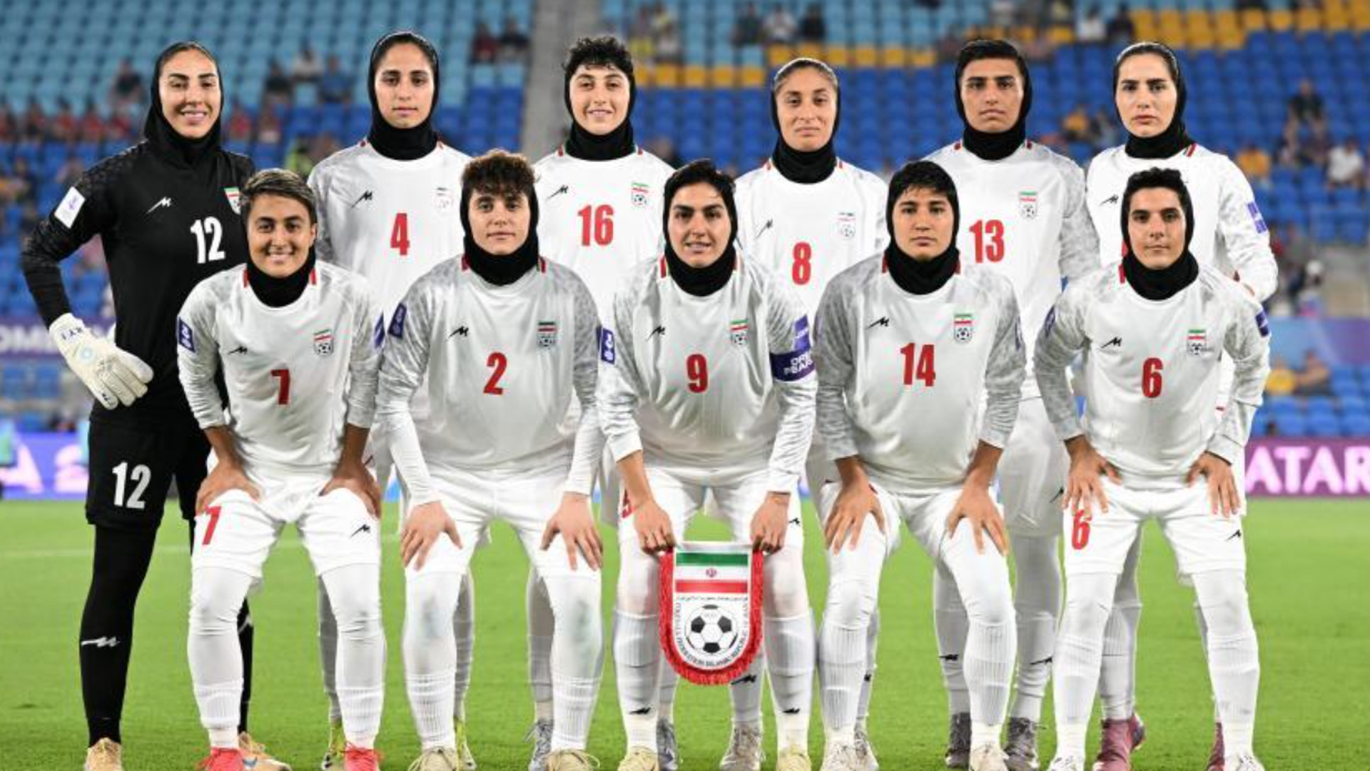 La selección femenina iraní guarda silencio durante el himno de Irán en su debut en la Copa Asia en plena guerra