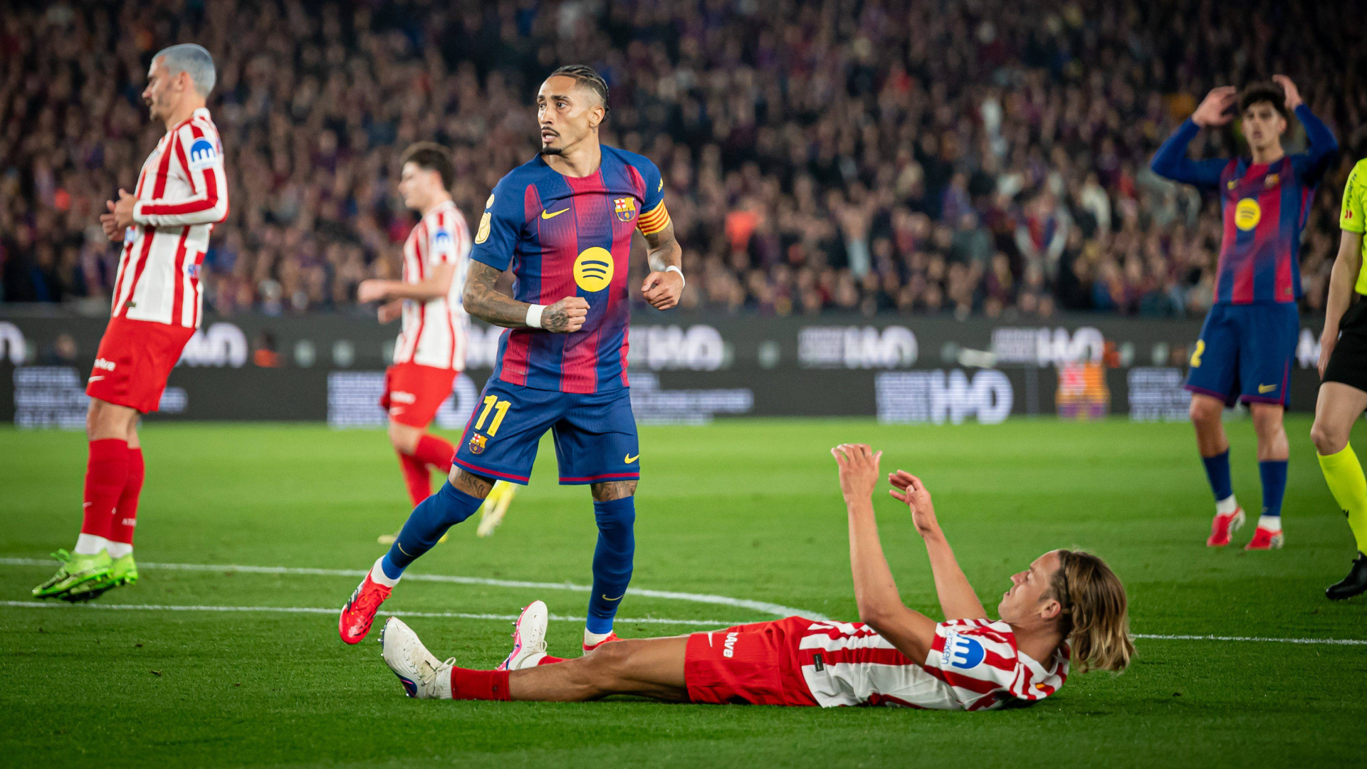 Lamine Yamal, ante Marcos Llorente en el Barcelona-Atlético