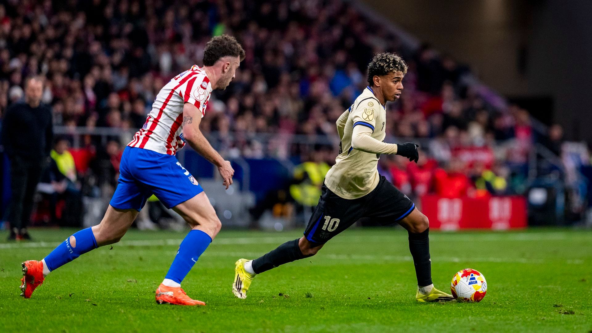 Lamine Yamal con el balón en el partido de ida contra el Atlético de Madrid
