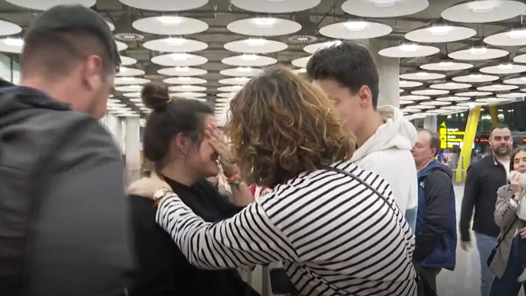 Llanto y emoción en la llegada del primer avión de repatriados: "Nos acordamos mucho de la gente que se ha quedado allí"