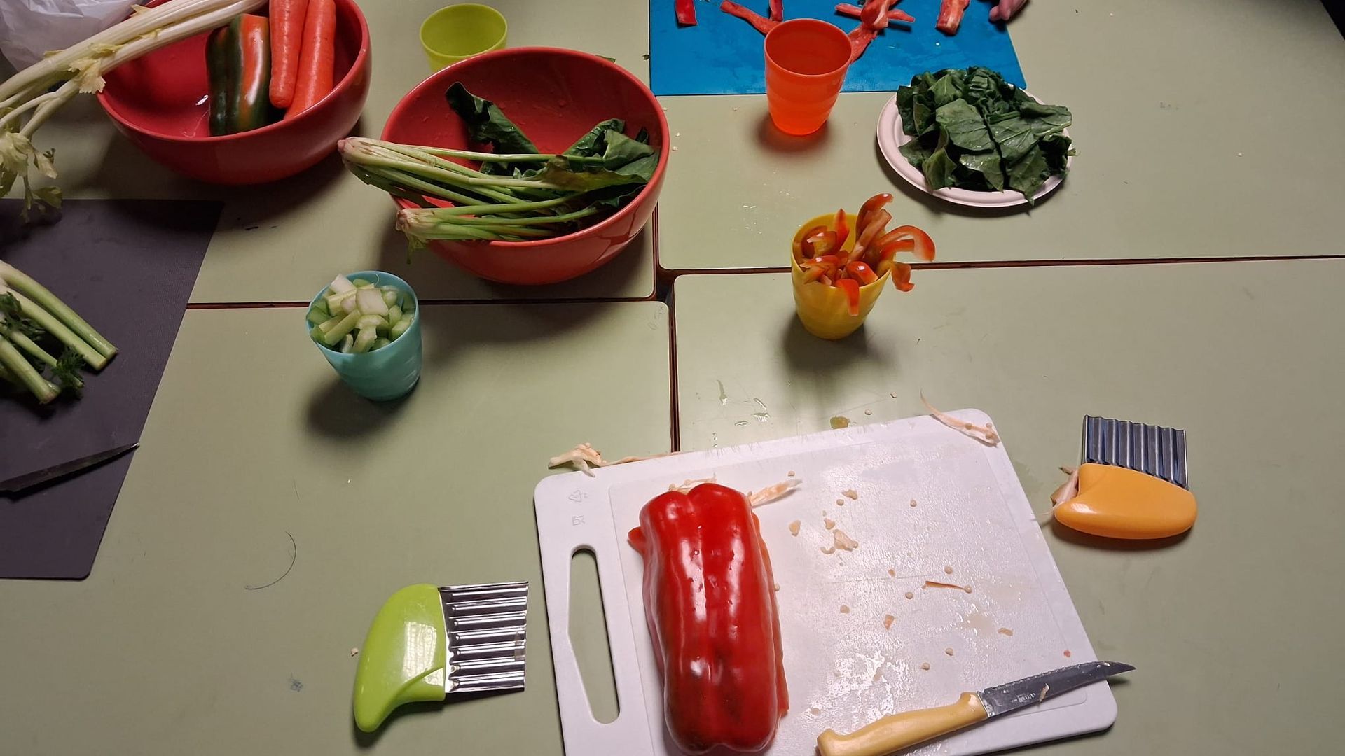 Los alumnos elaboran recetas saludables en el taller