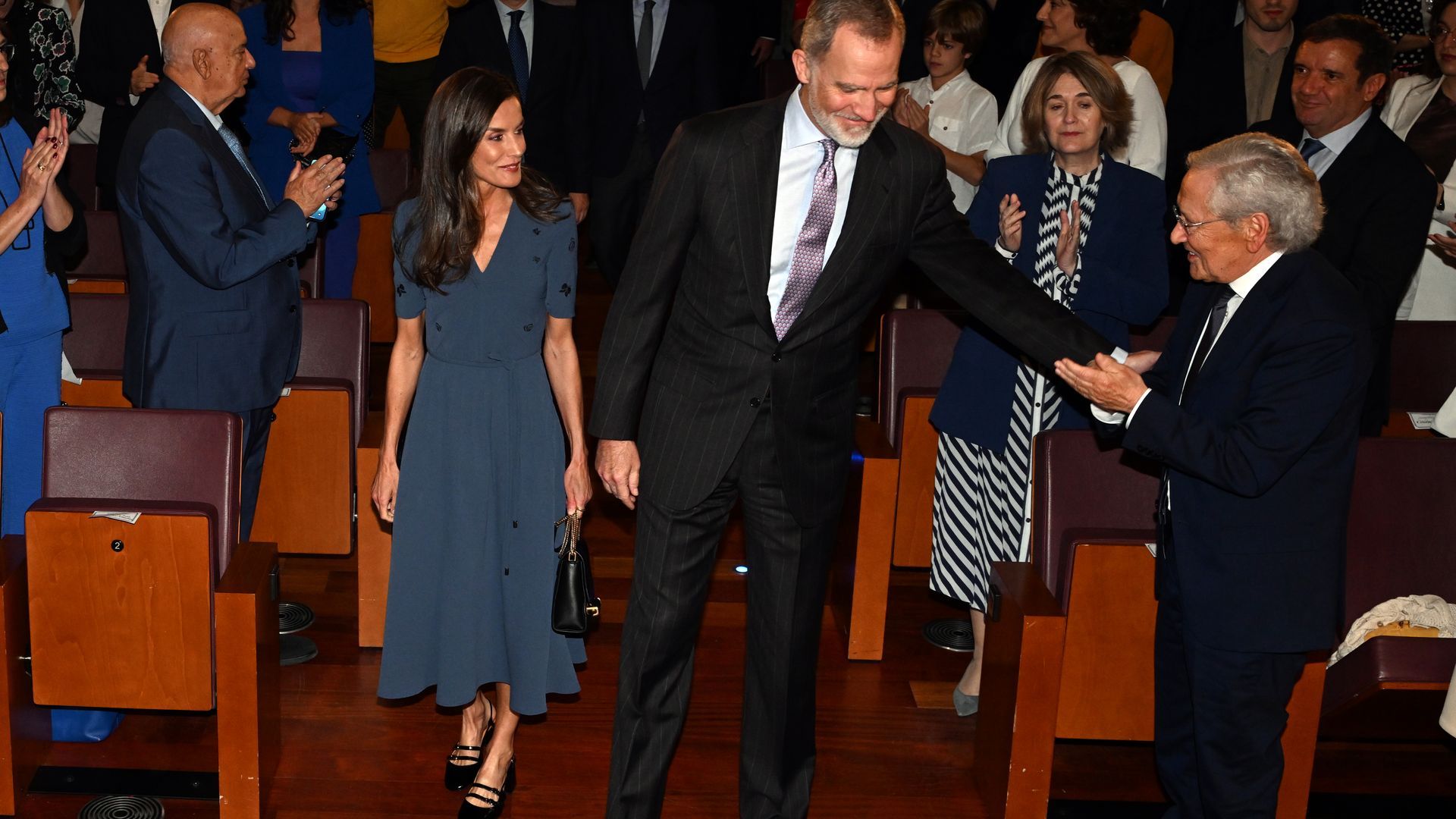 Los reyes coincidieron con Fernando Ónega cuando el periodista recibió el premio de honor de la Asociación de la Prensa de Madrid