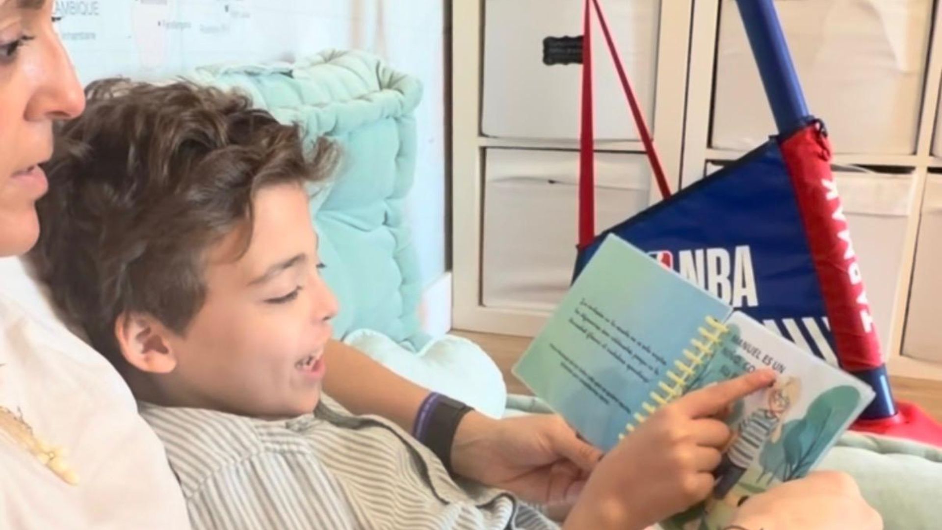 Manuel lee un libro junto a su madre, María Salas