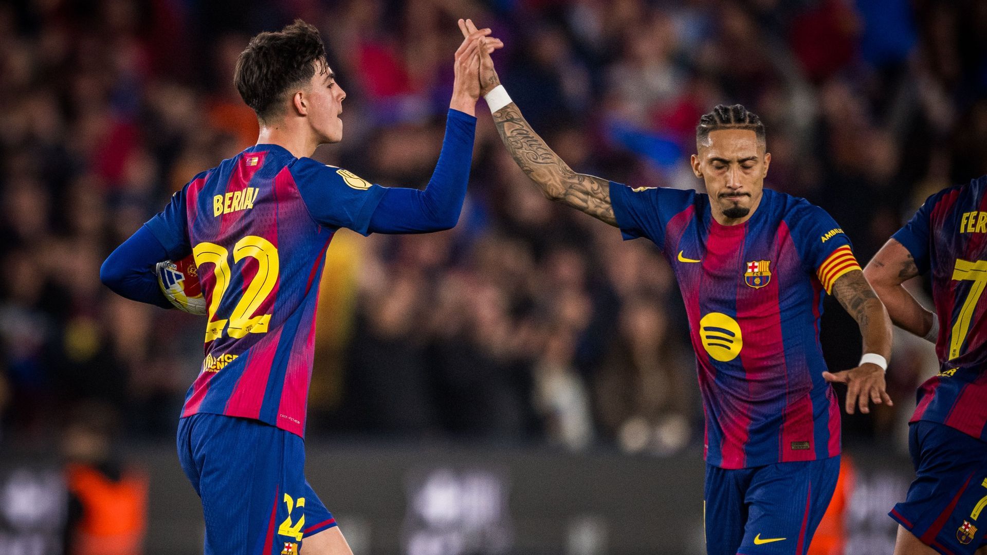 Marc Bernal y Raphinha celebran uno de los goles