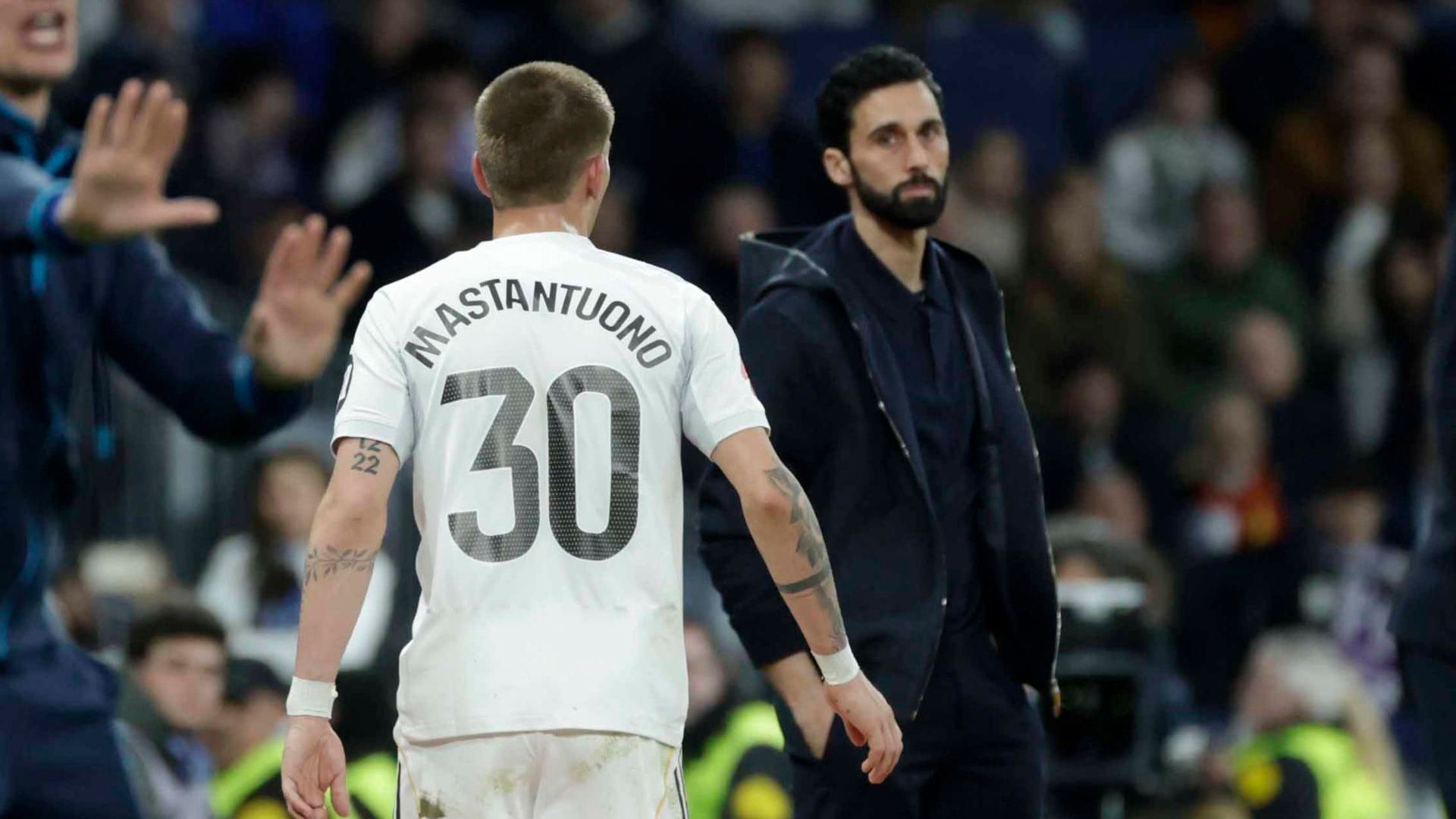 Mastantuono marchándose del Bernabéu