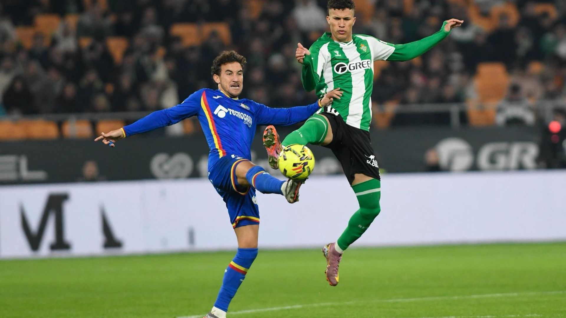 Nelson Deossa y Luis Milla luchan por un balón en el Betis-Getafe