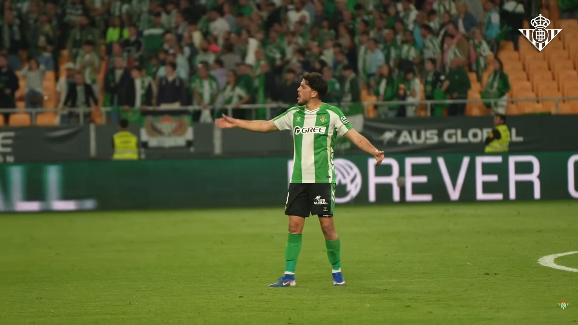 Pablo Fornals, invitando a sus compañeros a despedirse de la grada