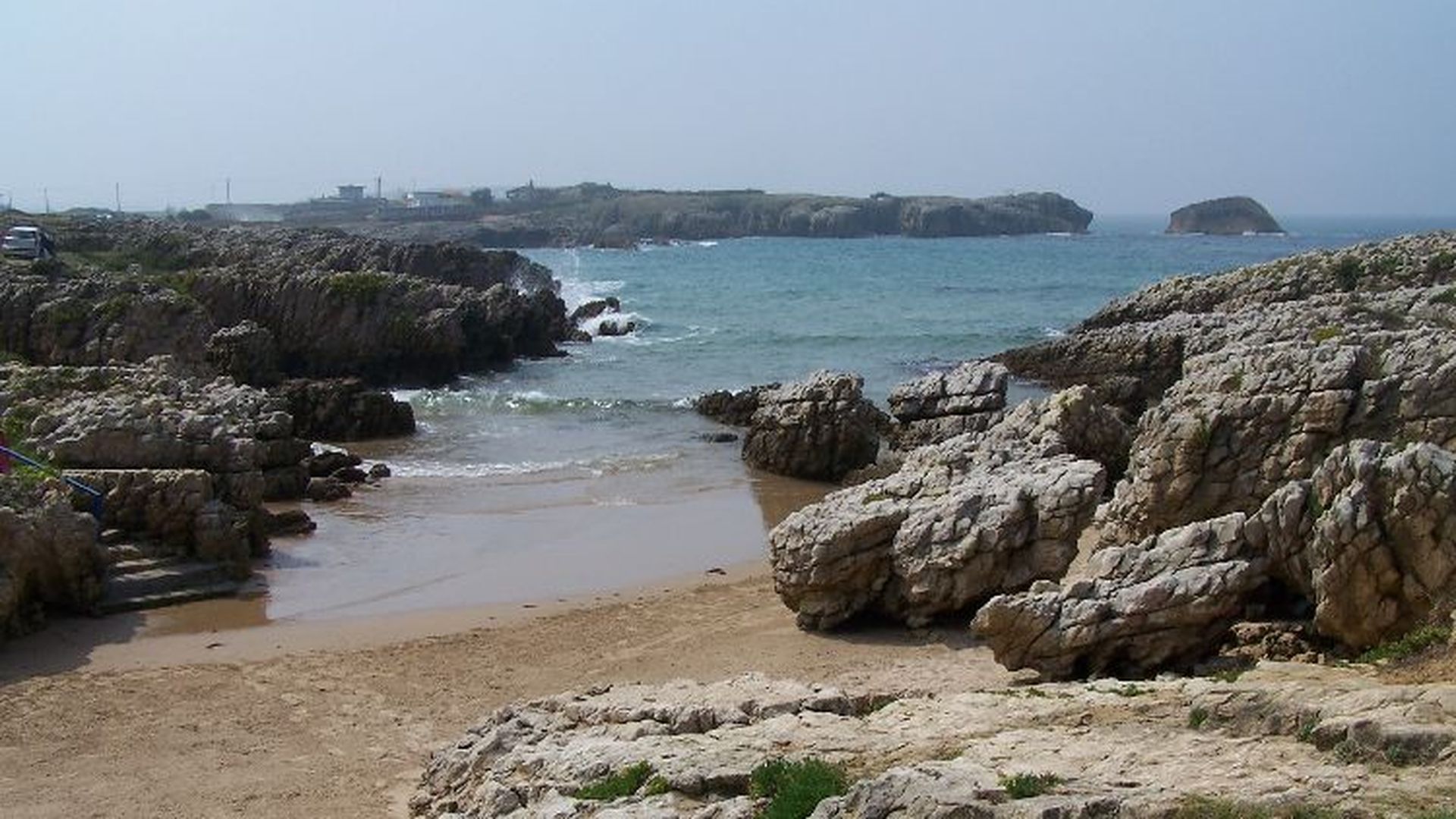 Playa de El Bocal, en Santander; varias personas han caído al mar en una pasarela en la costa de la ciudad al colapsar