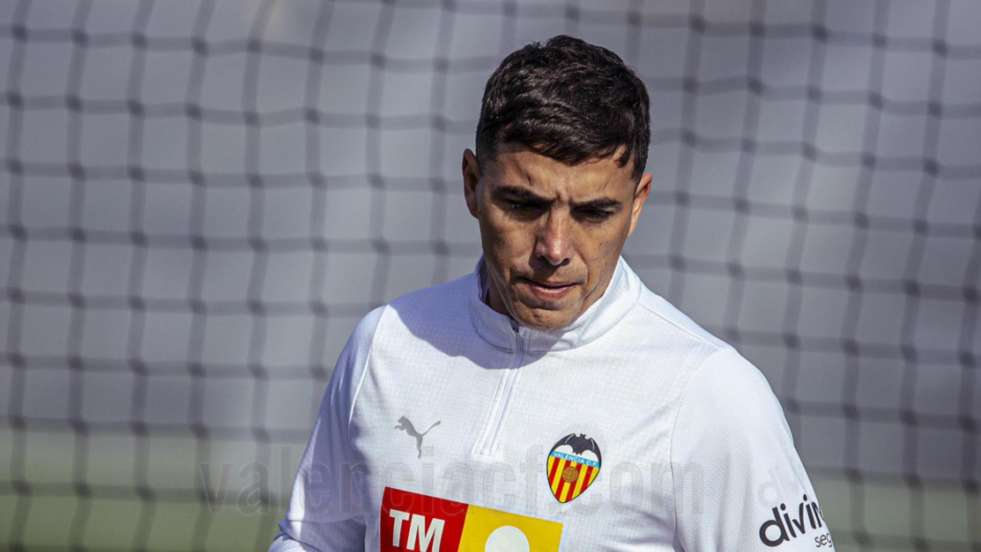 Renzo Saravia se entrena con el Valencia CF