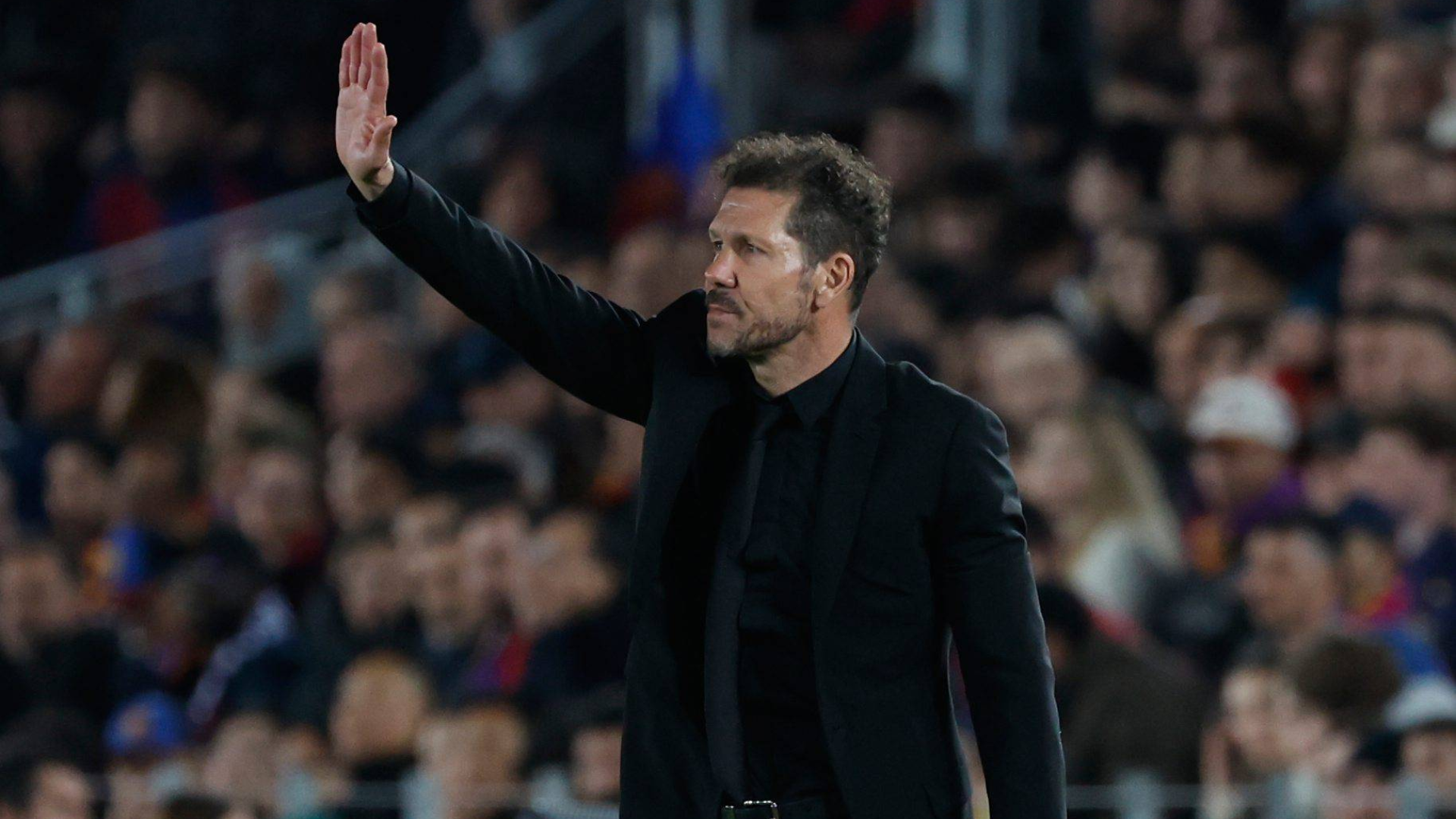 Simeone da indicaciones durante el Barcelona-Atlético