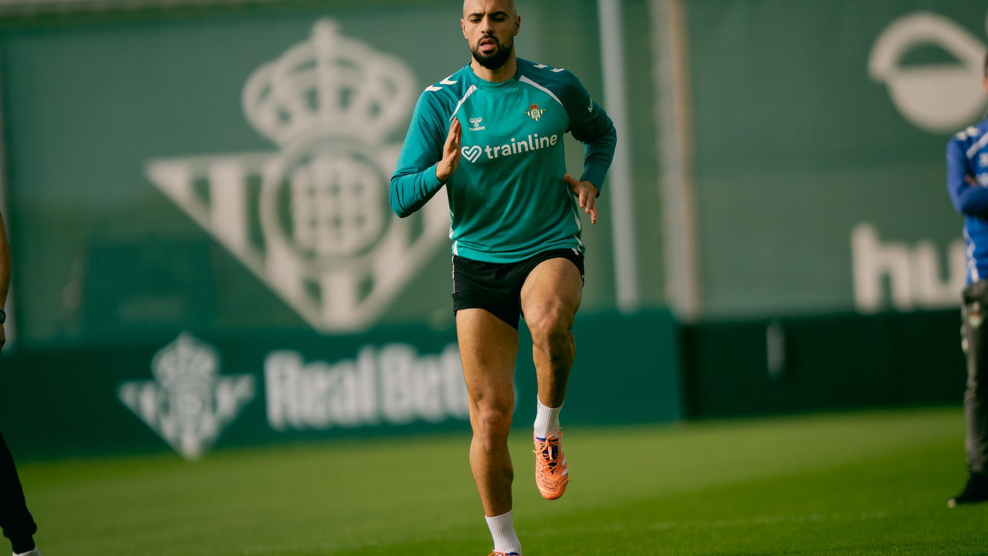 Sofyan Amrabat, entrenando en la ciudad deportiva