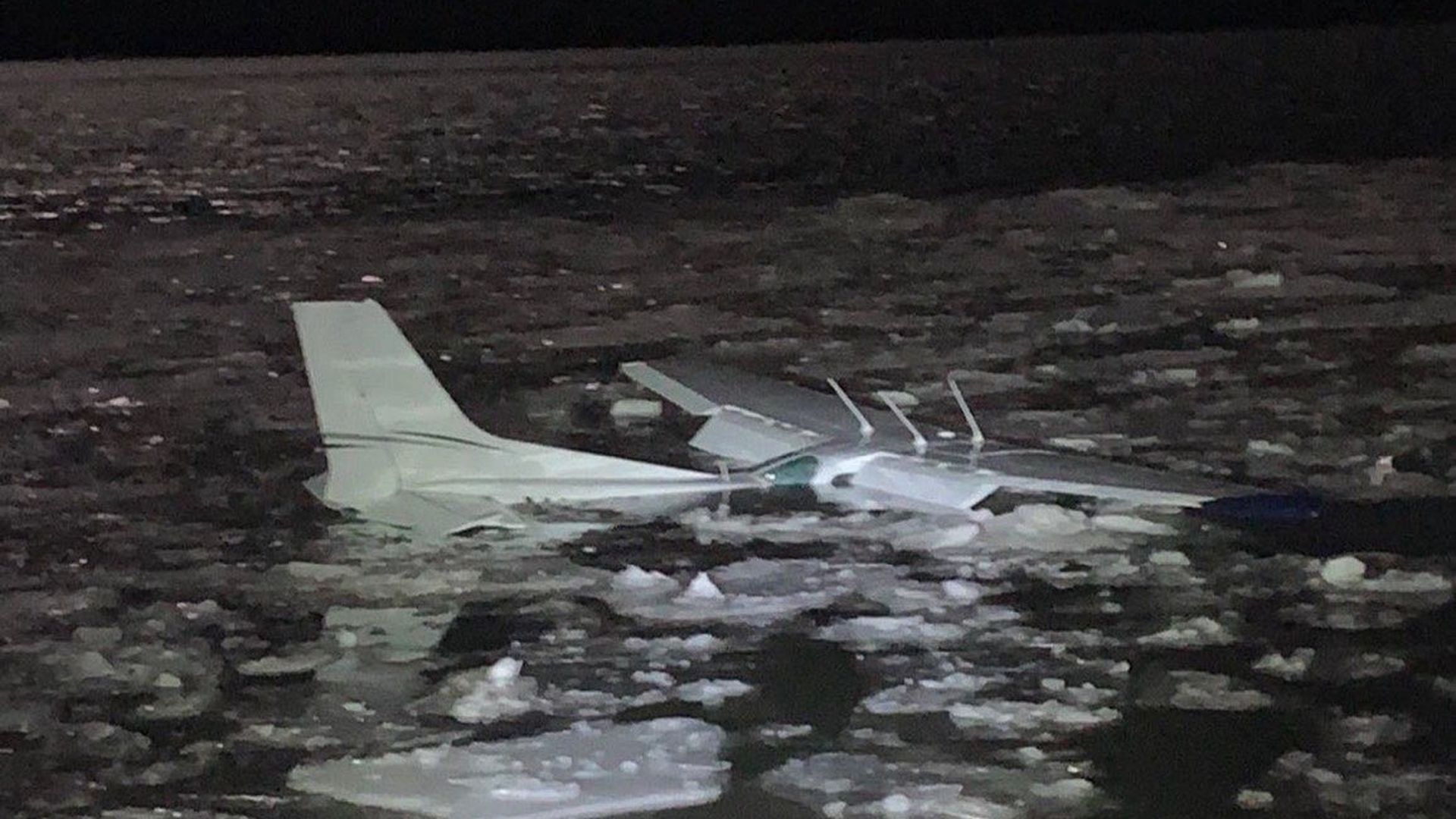 Un avión se estrella en las gélidas aguas del río Hudson, en Nueva York, durante un aterrizaje de emergencia Un avión se estrella en las gélidas aguas del río Hudson, en Nueva York, durante un aterrizaje de emergencia