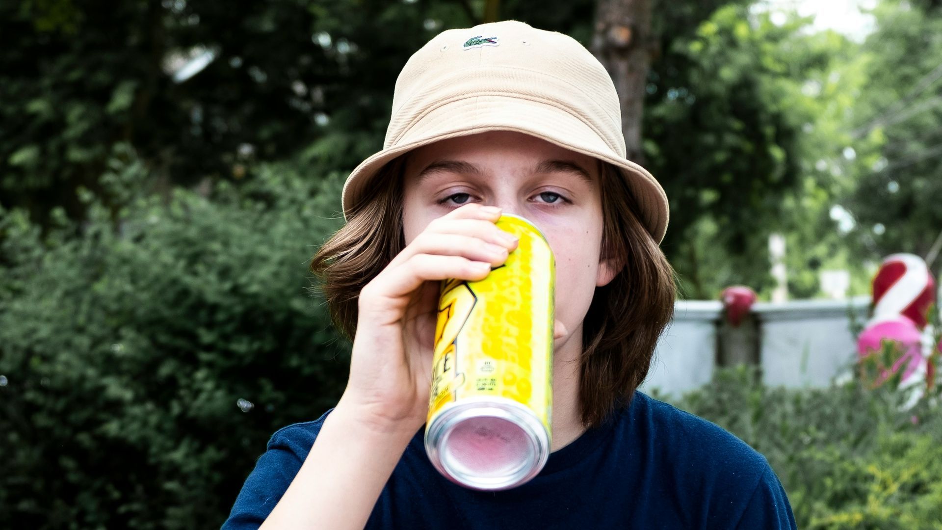 Un chico bebiendo una bebida energética