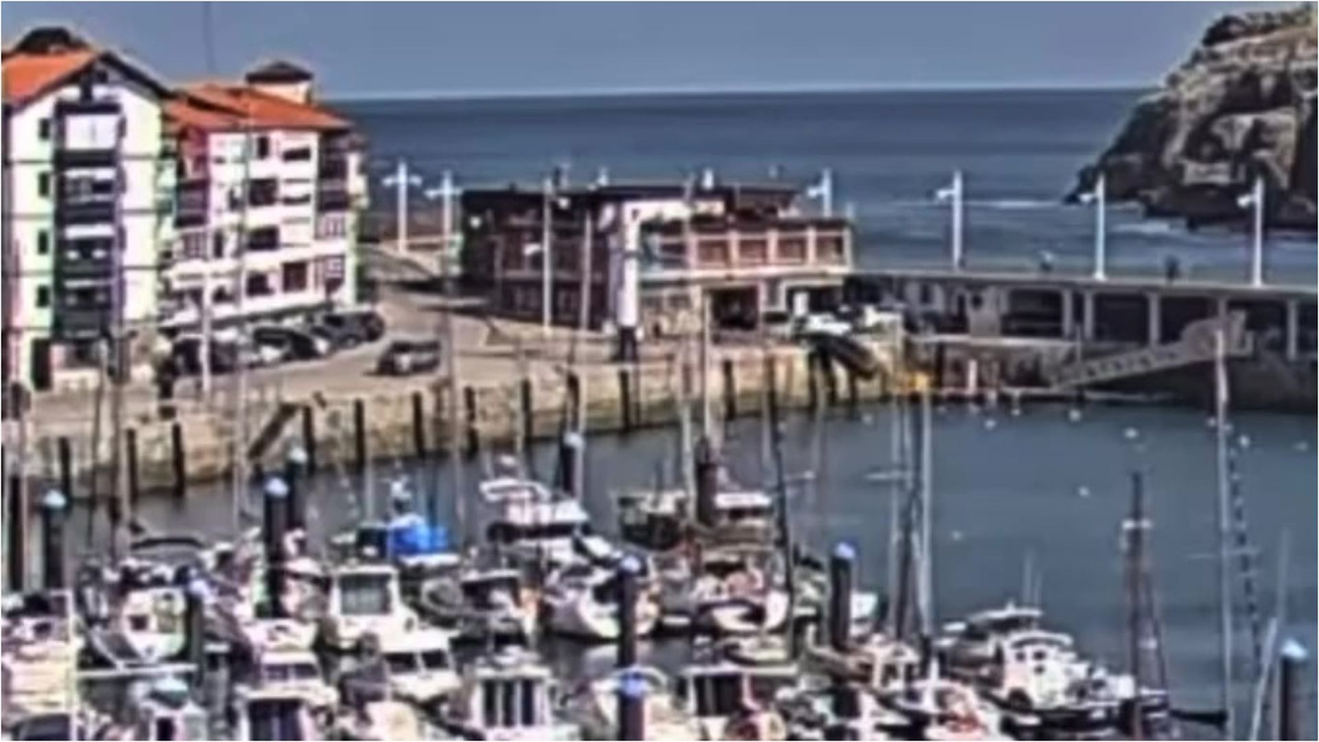 Una cámara del puerto de Lekeitio graba cómo un coche se cae al agua Una cámara del puerto de Lekeitio graba cómo un coche se cae al agua