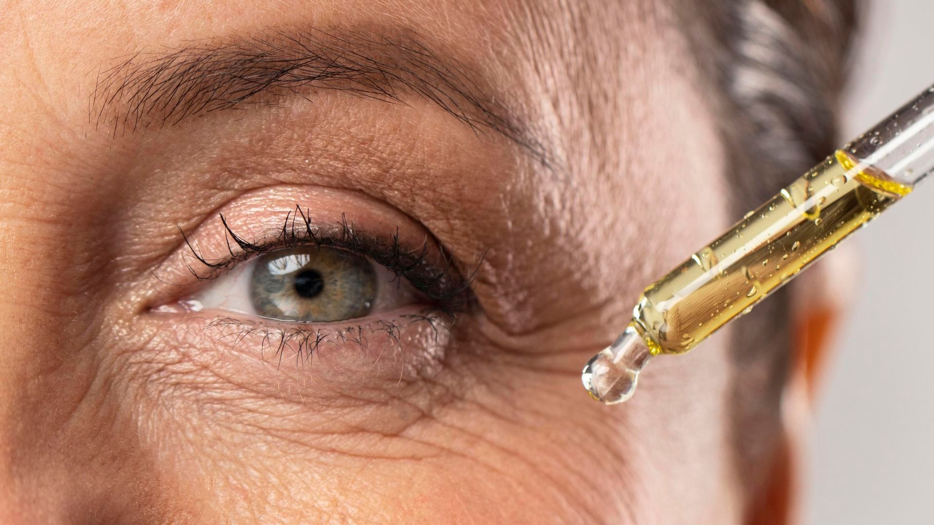 Una mujer usando un sérum en la cara