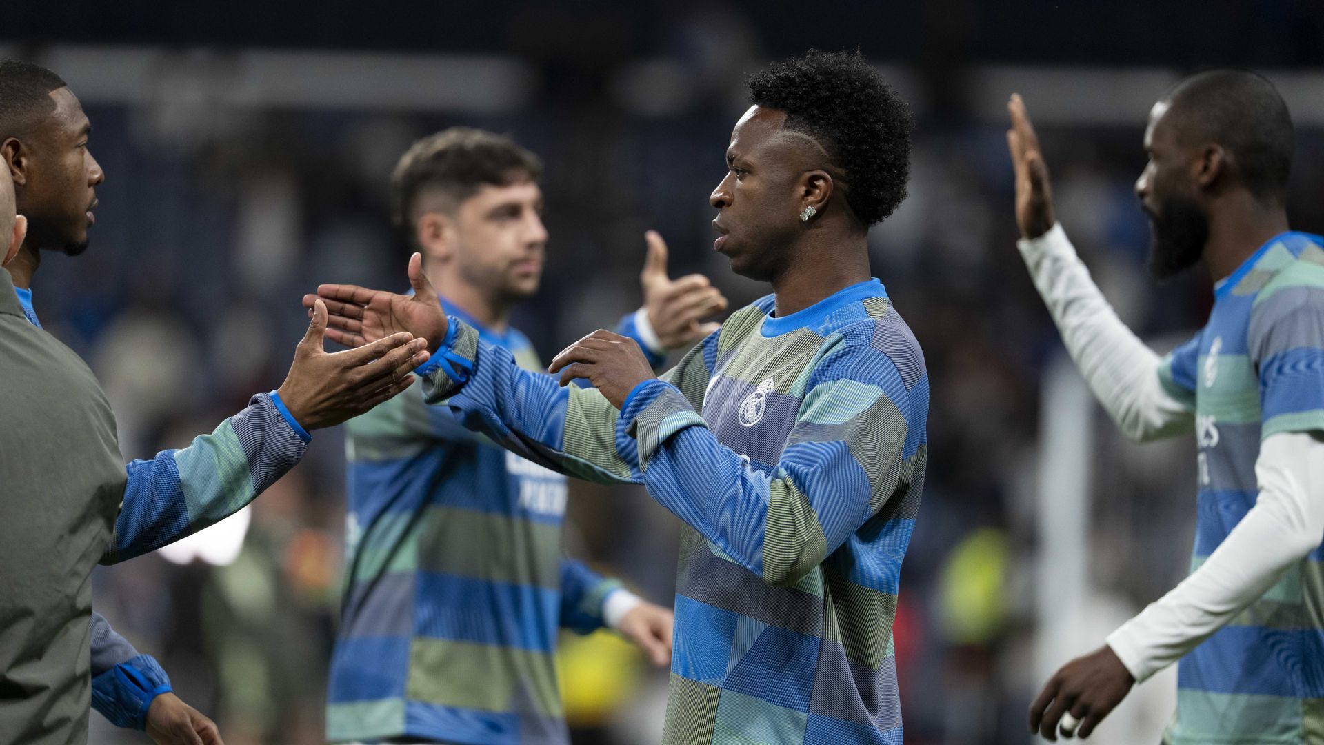 Vinicius Júnior da la mano a David Alaba en el Real Madrid