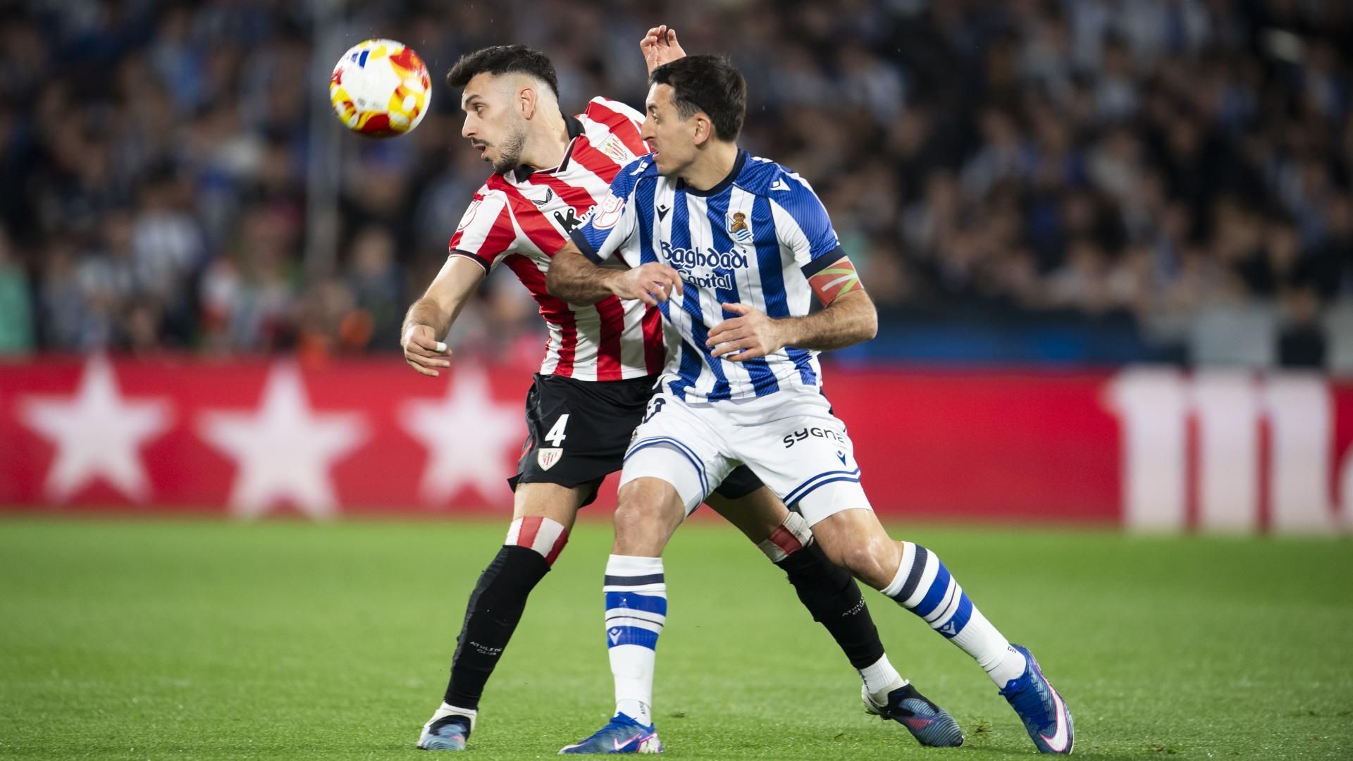 Aitor Paredes y Mikel Oyarzabal batallan en la semifinal de Copa de Anoeta