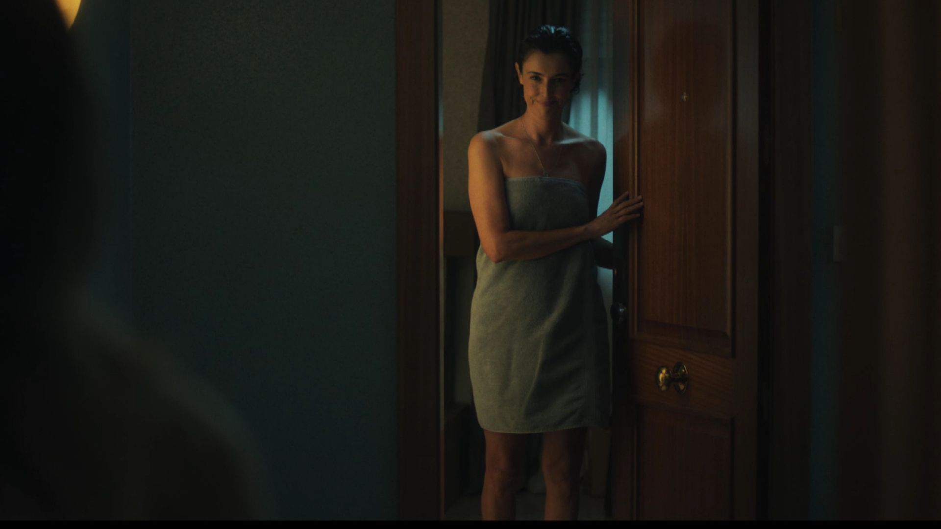 Alicia le pide consejo a Lourdes para saber si es buena idea sincerarse con Miranda