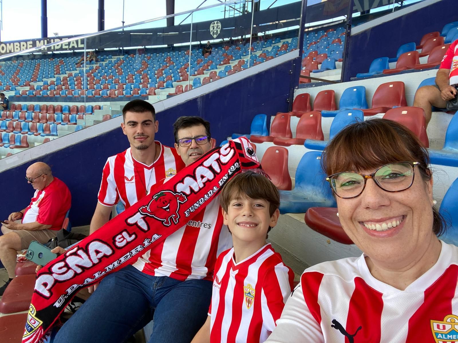 Antonio y su familia e una partido del Almería