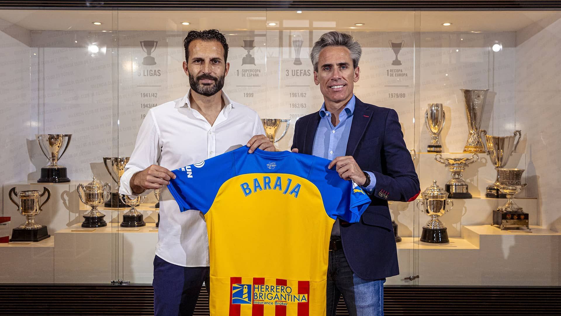 Baraja renueva con el Valencia CF