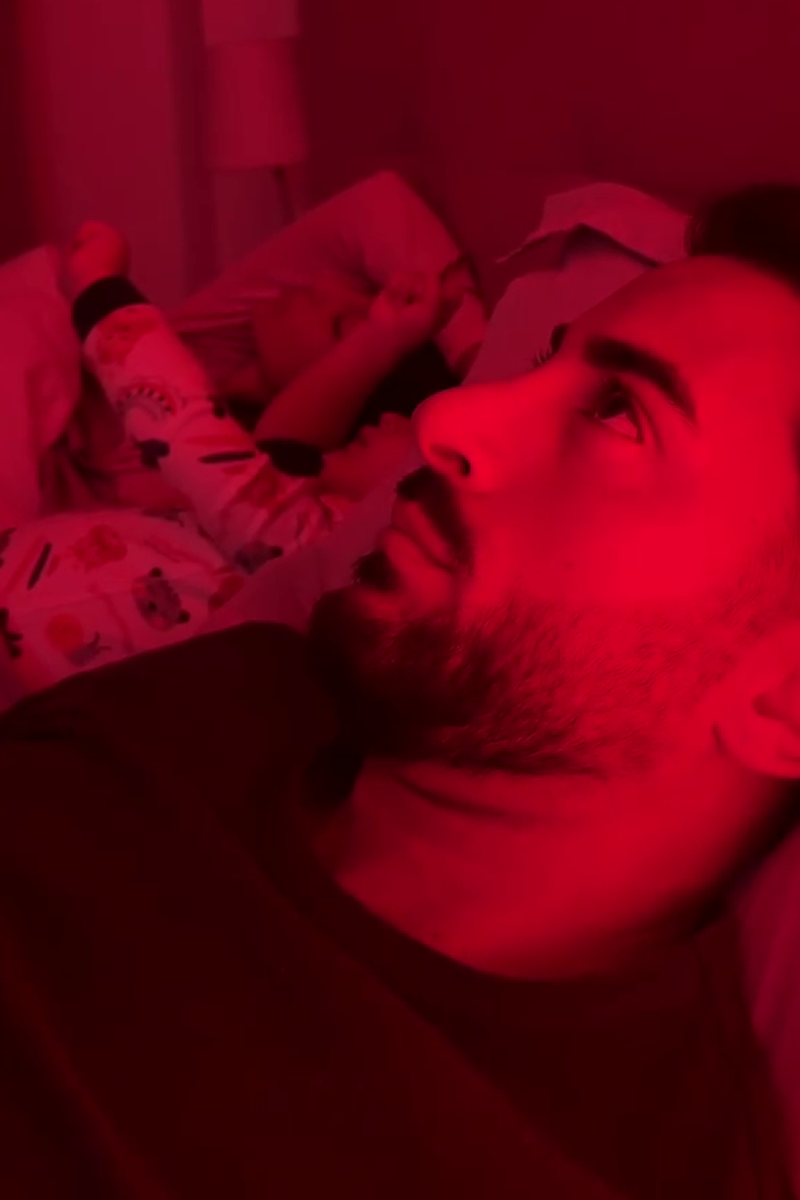 Borja, Ana y el bebé intentado dormir con la luz roja