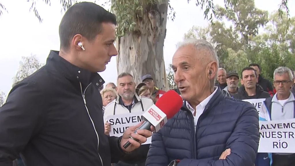 Ceferino, vecino de Écija, carga contra el ayuntamiento por el estado del río: “Está hecho un asco”