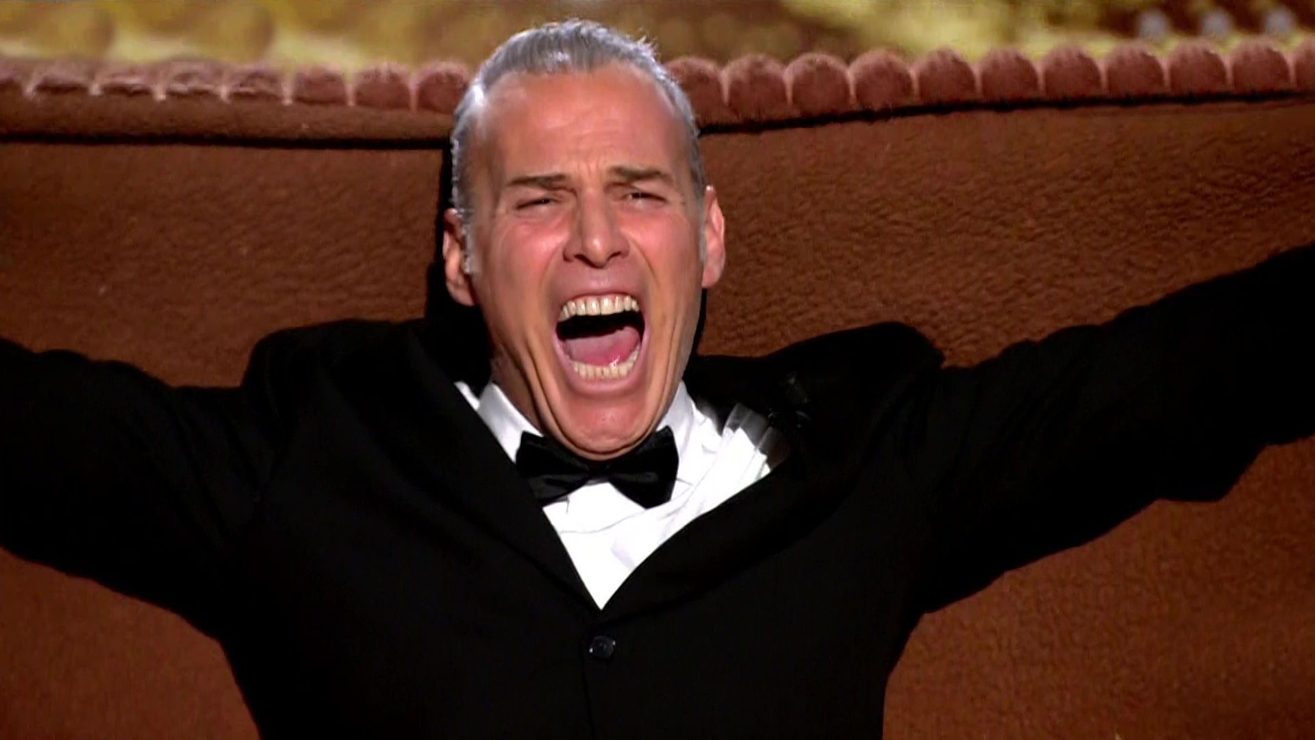 Carlos Lozano celebra el triunfo levantando su manta