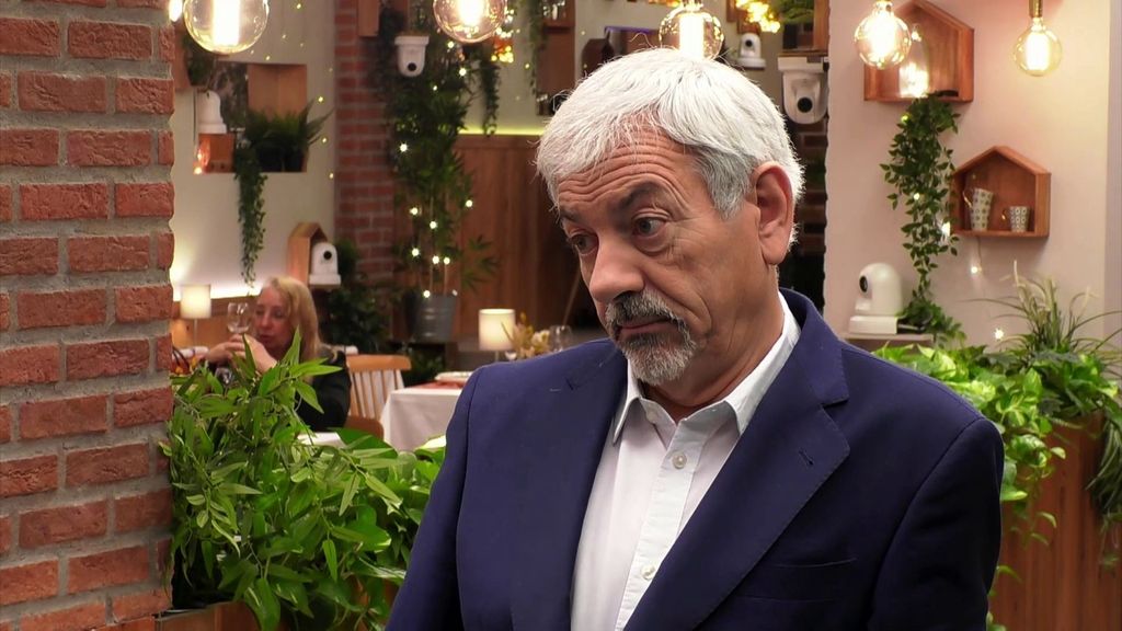 Carlos Sobera alucina al descubrir la estricta filosofía de vida ancestral de un soltero de ‘First Dates’: "Me he desnudado ante la naturaleza"