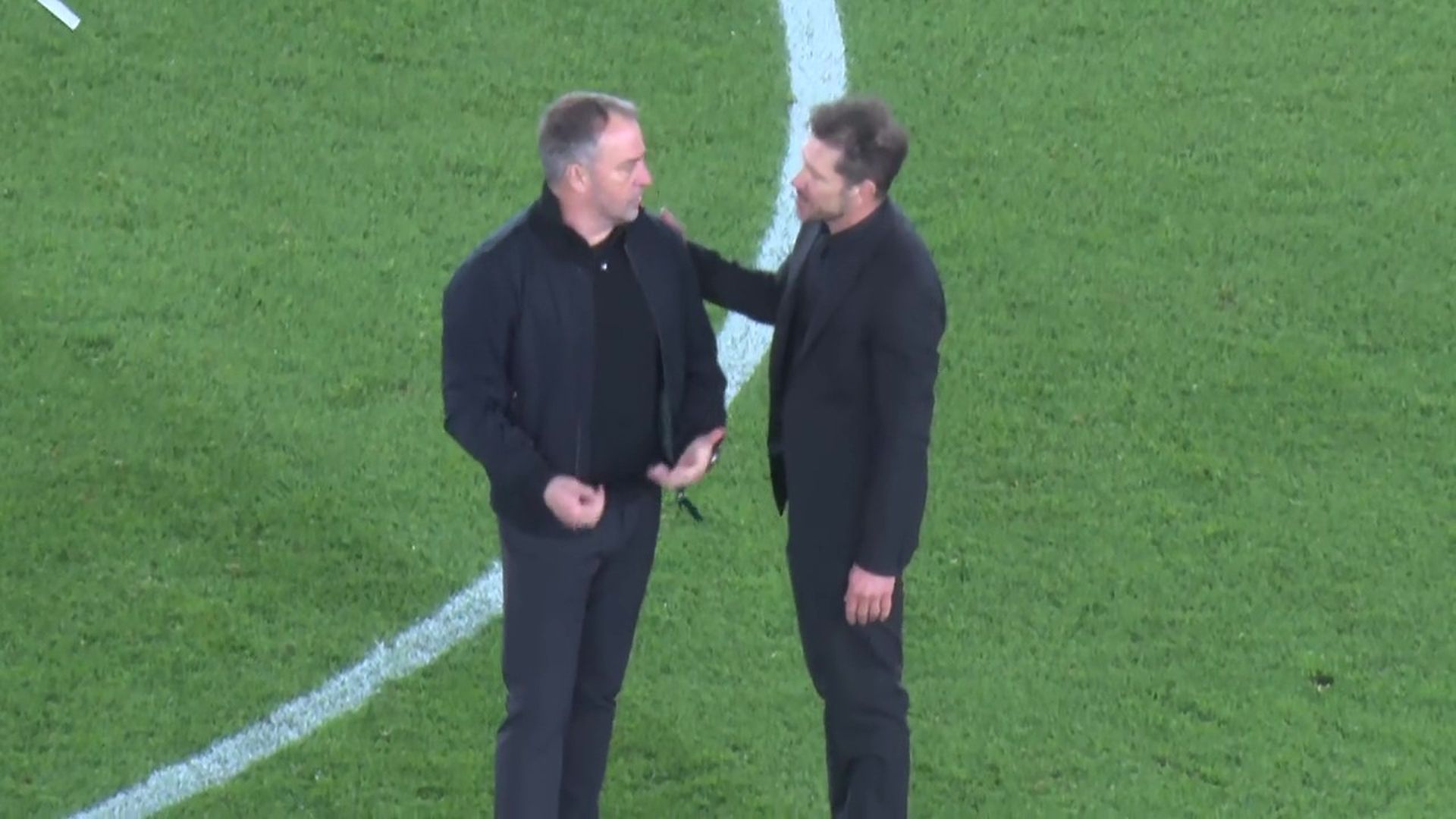 Diego Pablo Simeone charla con Hansi Flick