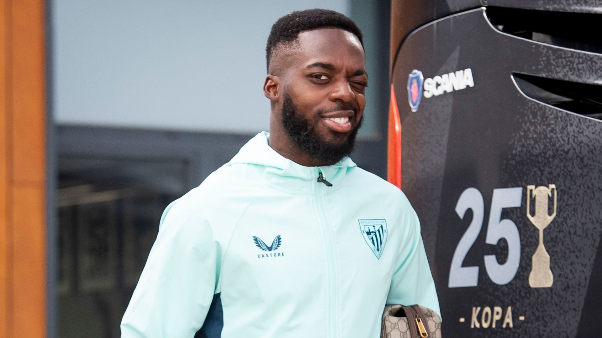 El capitán Iñaki Williams se dirige optimista al autobús del equipo