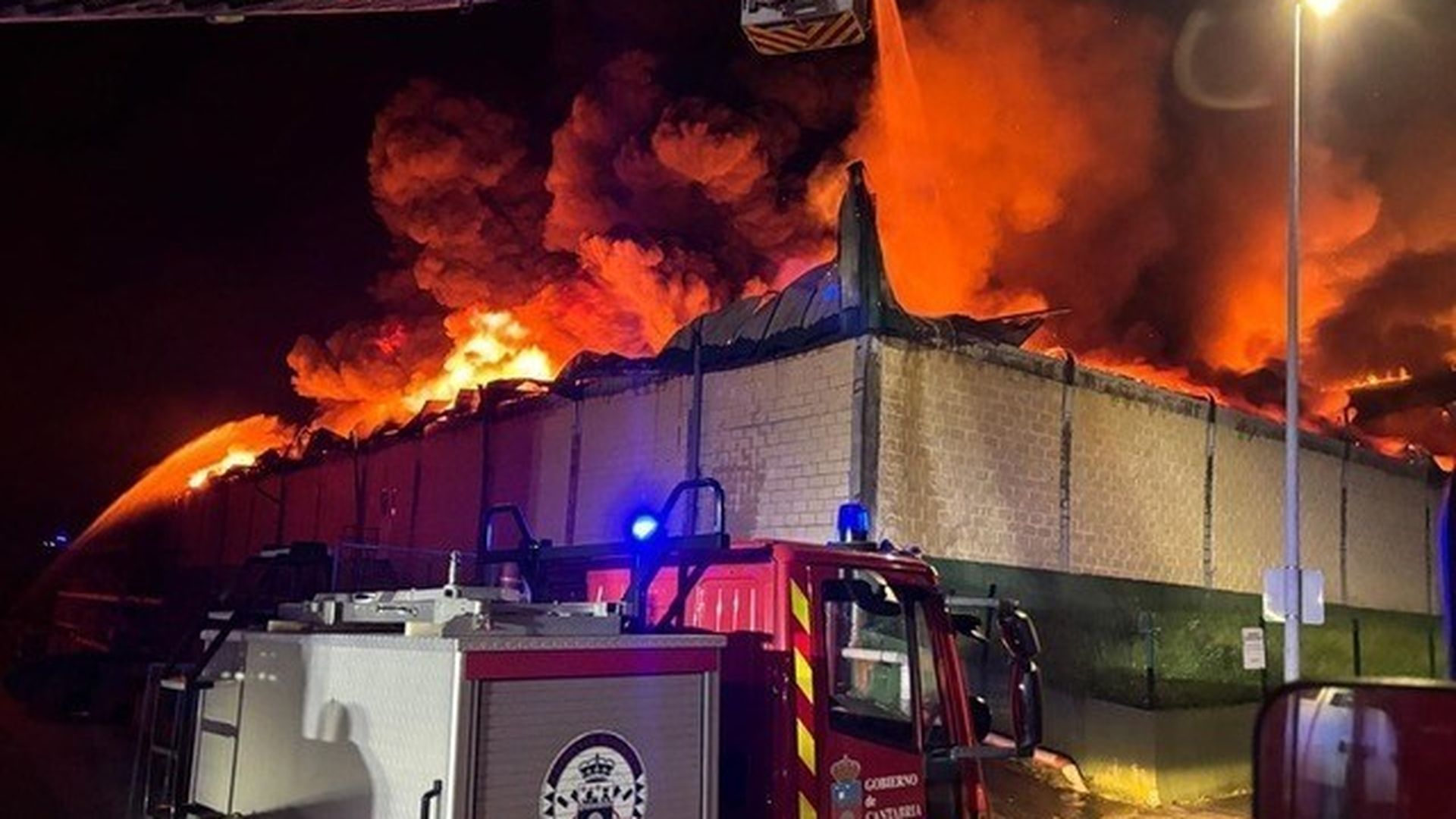 El fuego que ha destruido una nave industrial del polígono Los Tánagos (Val de San Vicente) ha obligado a activar el plan autonómico de emergencias. El fuego que ha destruido una nave industrial del polígono Los Tánagos (Val de San Vicente) ha obligado a activar el plan autonómico de emergencias.