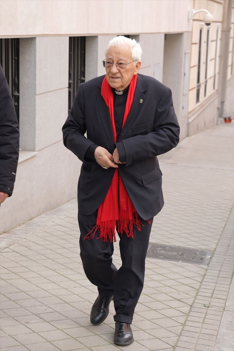 El padre Ángel, en la capilla ardiente de Fernando Ónega